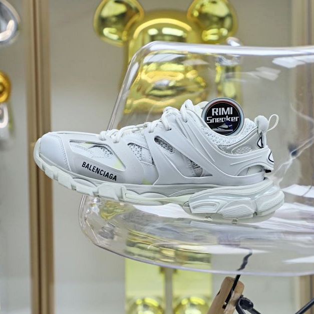 Balenciaga all sizes still in stock! Please contact customer service on iMessage/WhatsApp to purchase! BLGA  Track（LED）