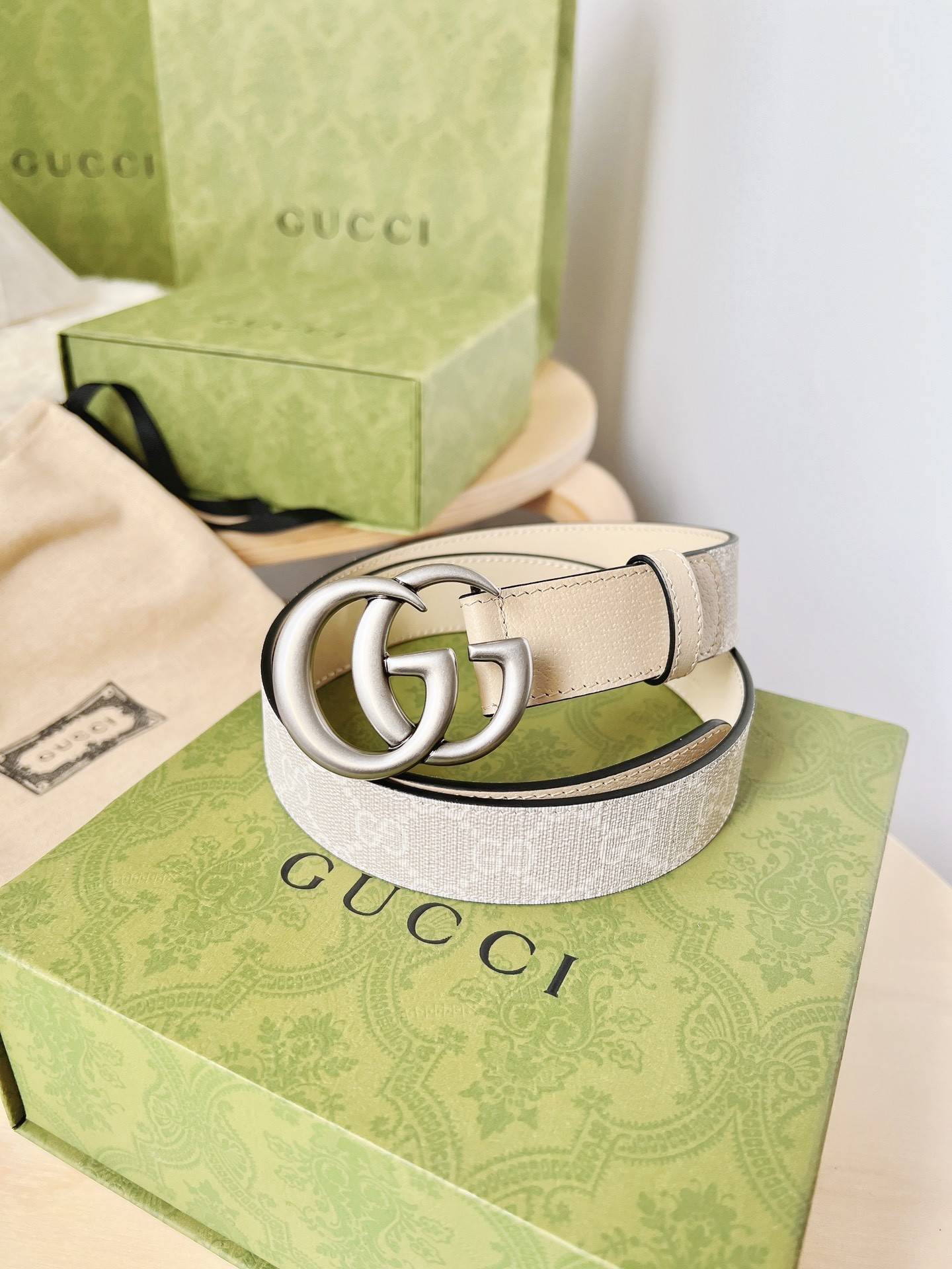 G*u*i ladies belt