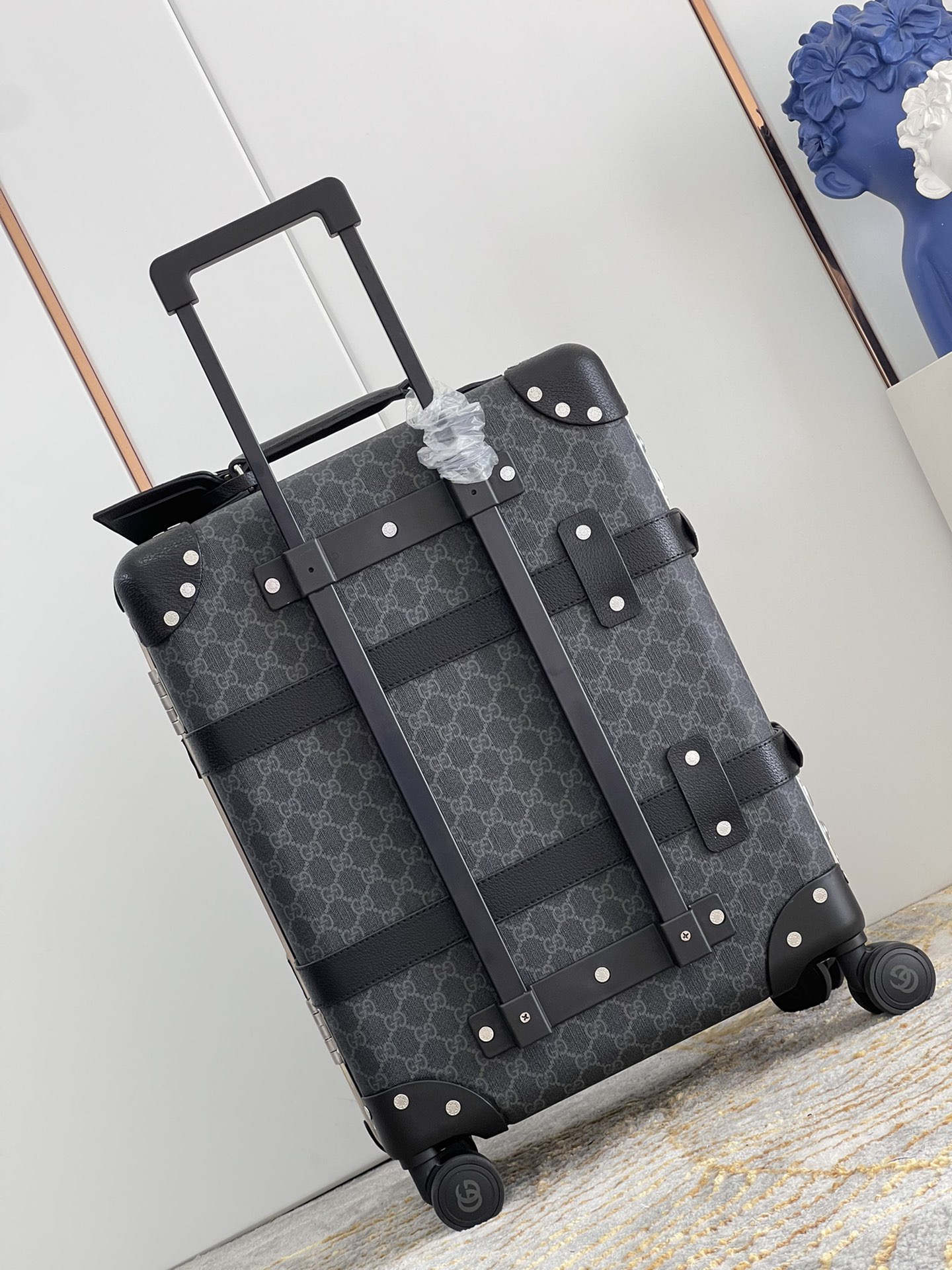 G*u*i suitcase/trolley case f902 retro size 20 inches