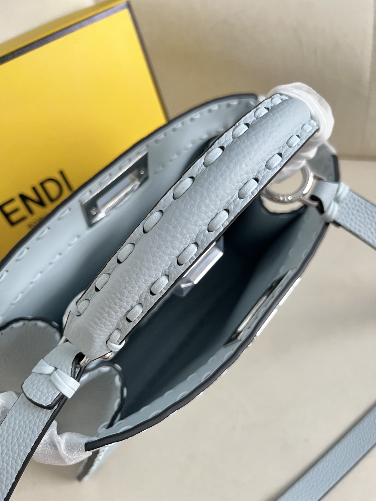 FEND1eekabooISeeU Medium Handbag Model: 8BN327 Size: 27*9.5*21cm