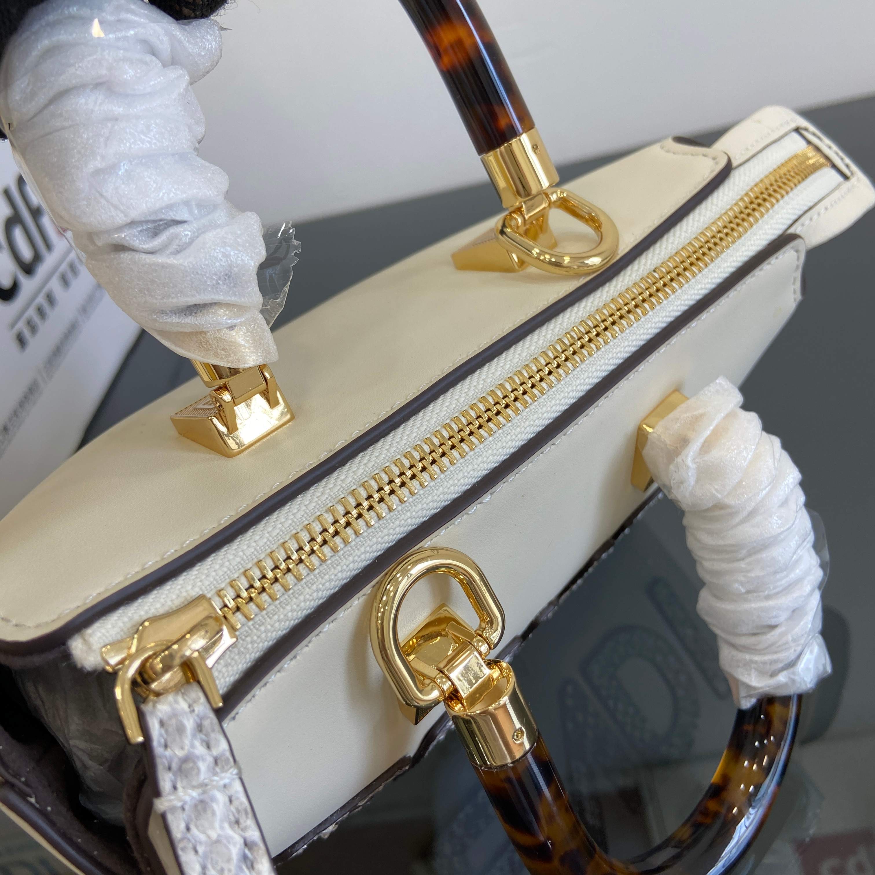 Fend •Mini ByThe Way mini bag, calfskin model: 8067 Size: 17×8×9cm