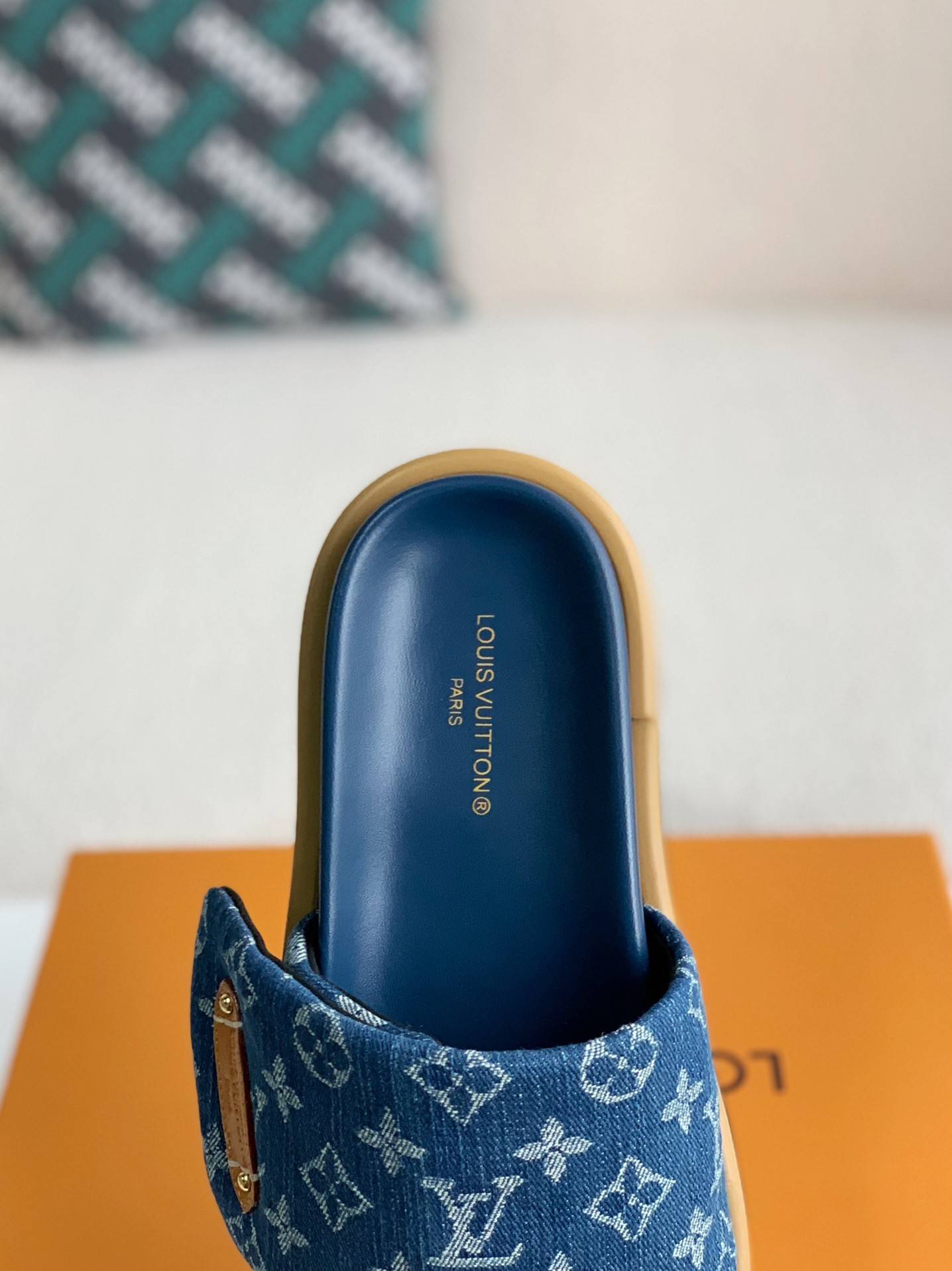 L*V SLIPPERS
