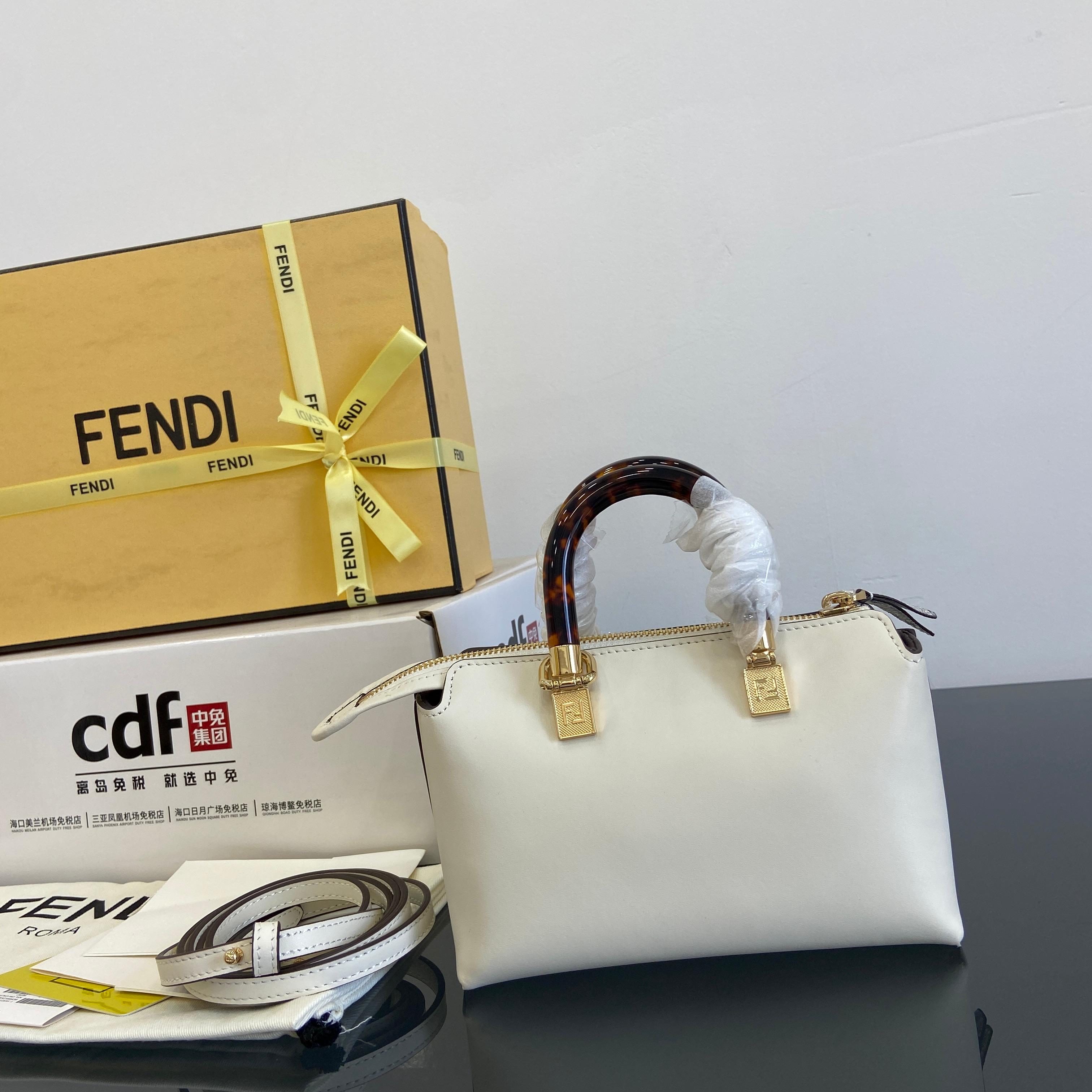 Fend •Mini ByThe Way mini bag, calfskin model: 8067 Size: 17×8×9cm