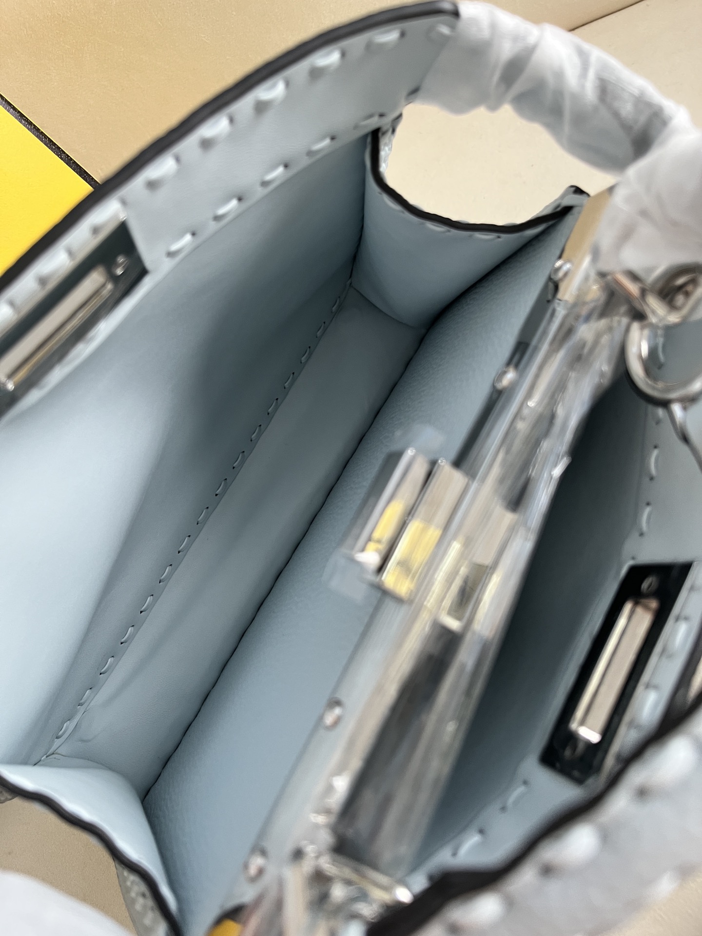 FEND1eekabooISeeU Medium Handbag Model: 8BN327 Size: 27*9.5*21cm