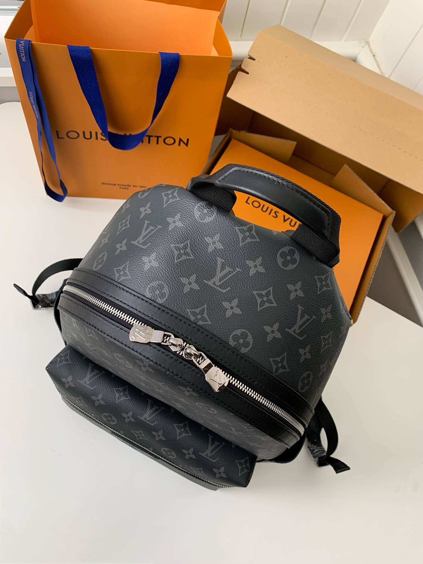 L*V 24s New DISCOverY Small Backpack M20558, Top Quality Size: 29 * 38 * 20cm