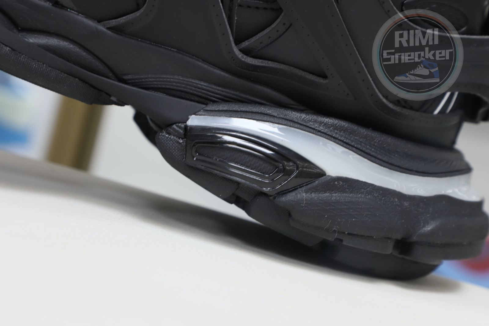 Balenciaga all sizes still in stock! Please contact customer service on iMessage/WhatsApp to purchase! BLGA  Track（LED）