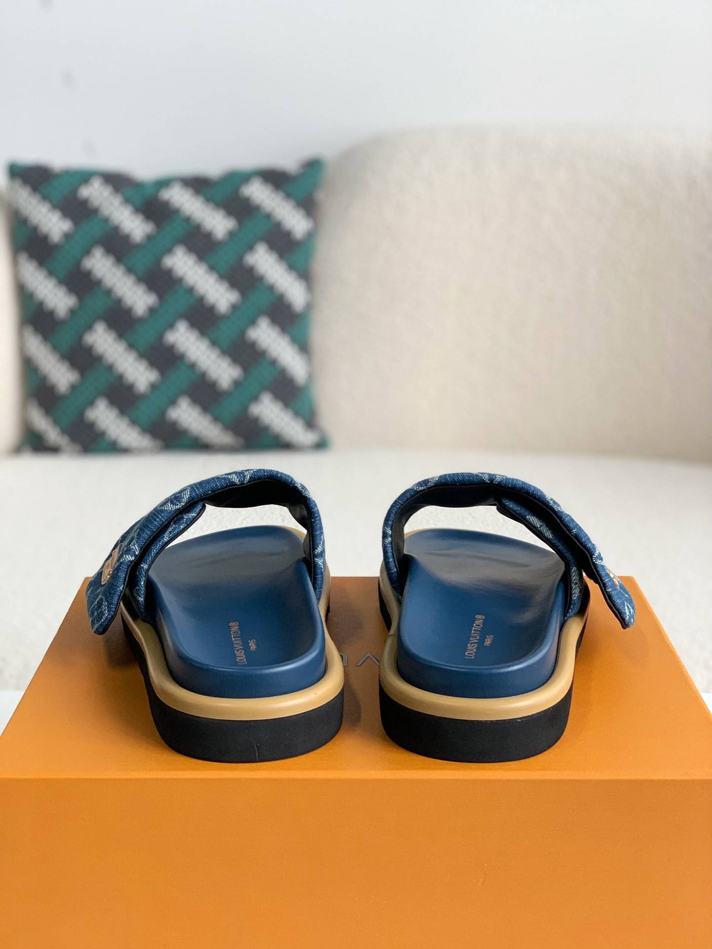 L*V SLIPPERS