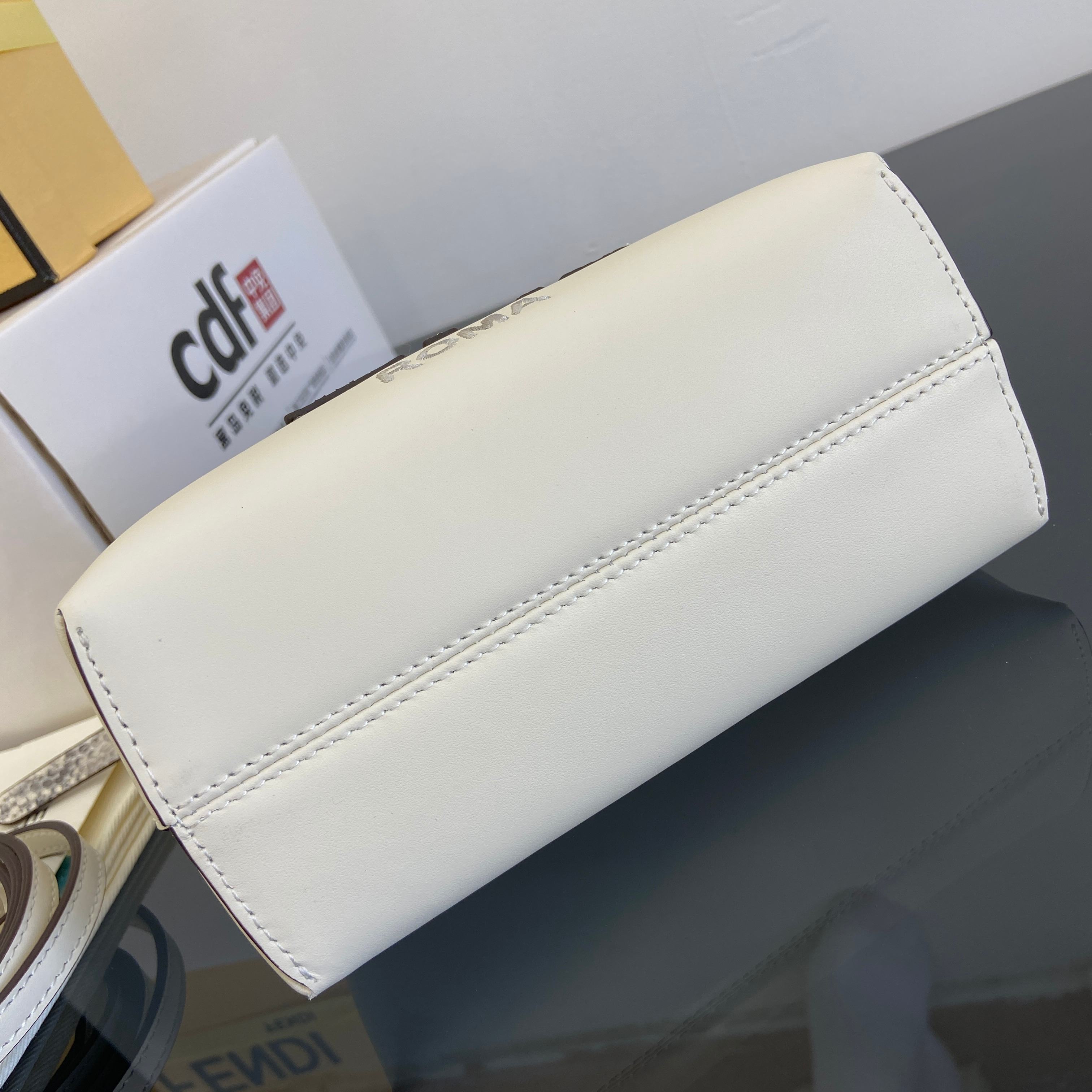 Fend •Mini ByThe Way mini bag, calfskin model: 8067 Size: 17×8×9cm