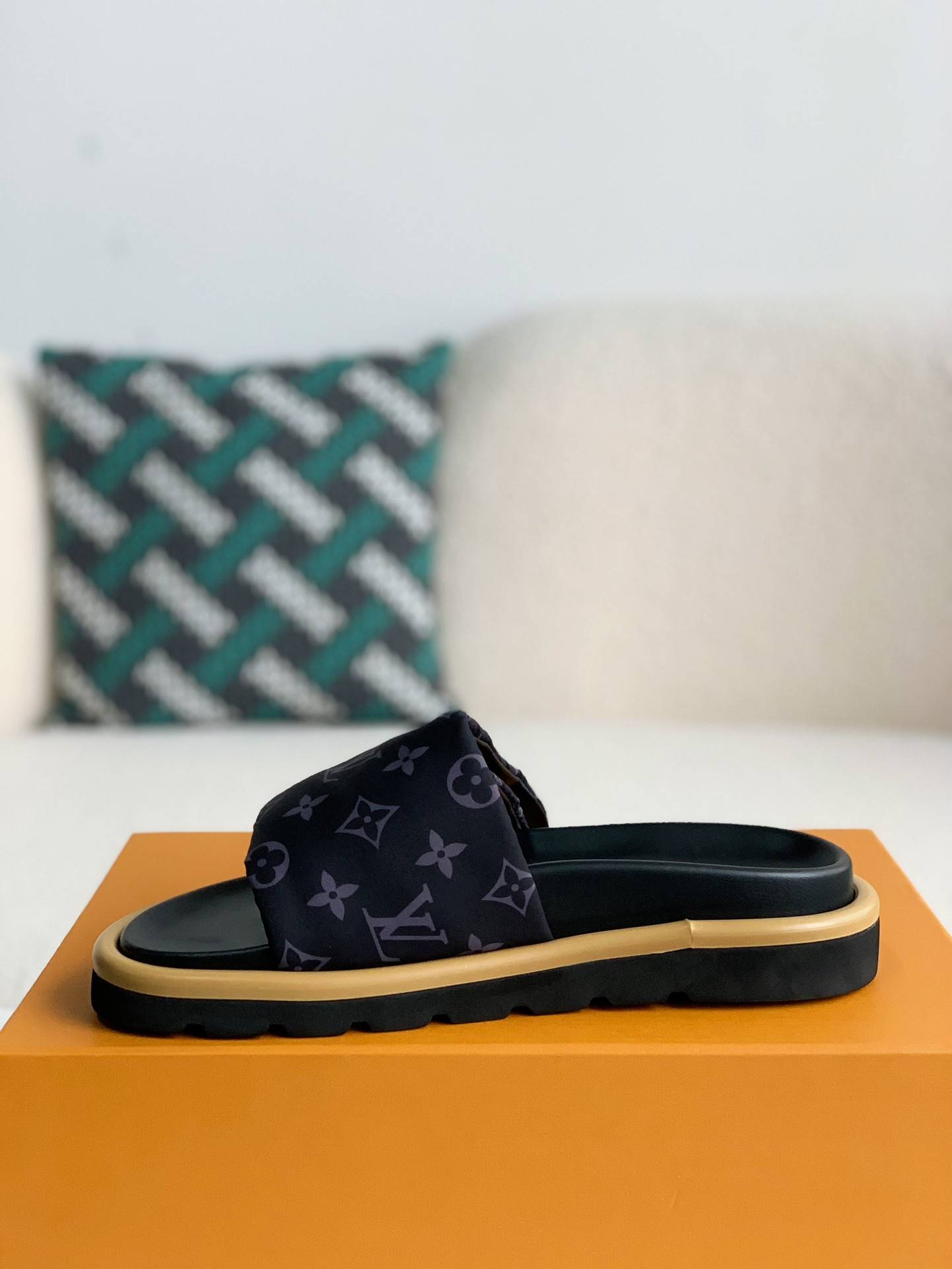 L*V SLIPPERS