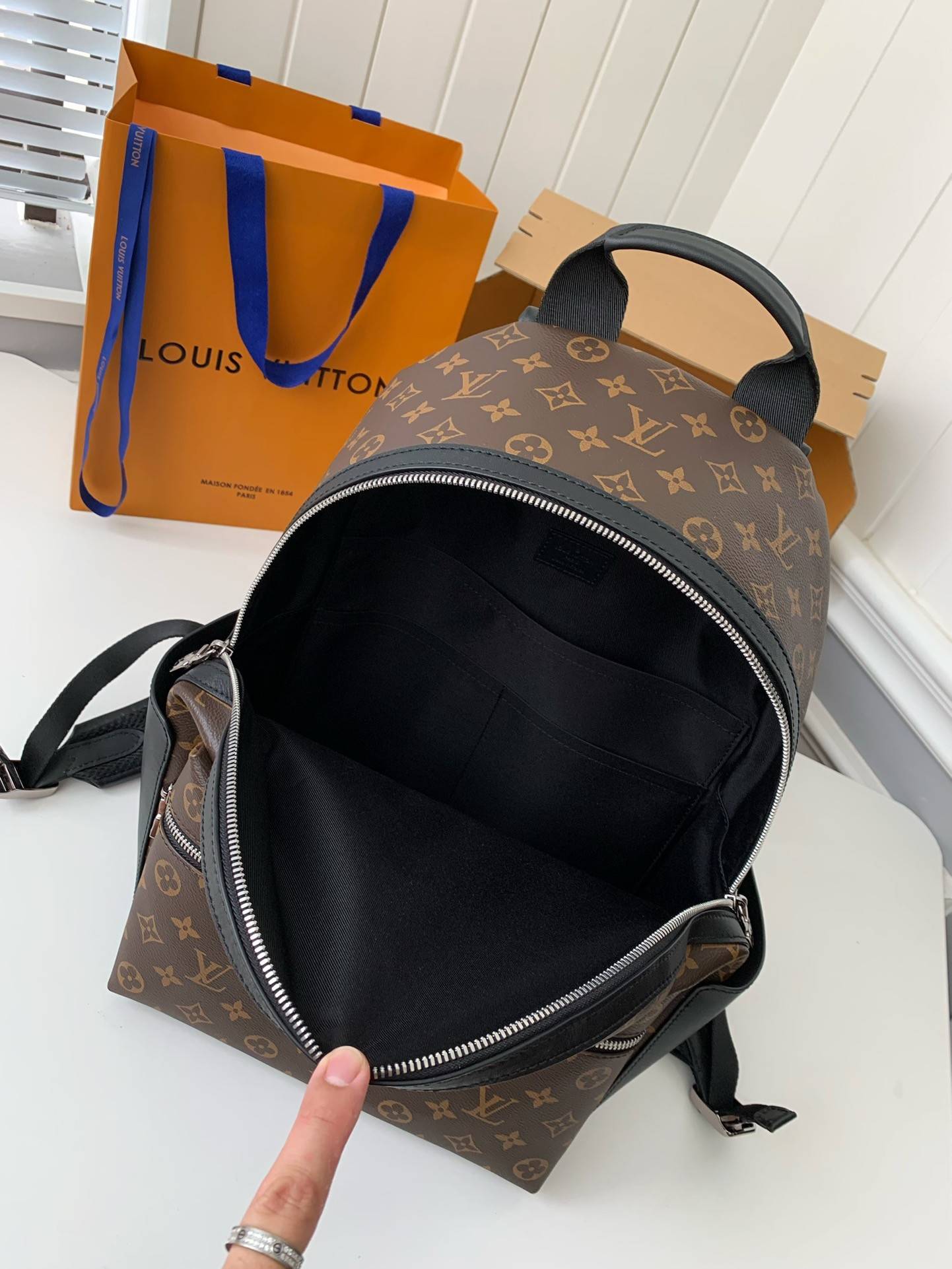 L*V 24s New DISCOverY Small Backpack M46684, Top Quality   ?Size: 29 * 38 * 20cm