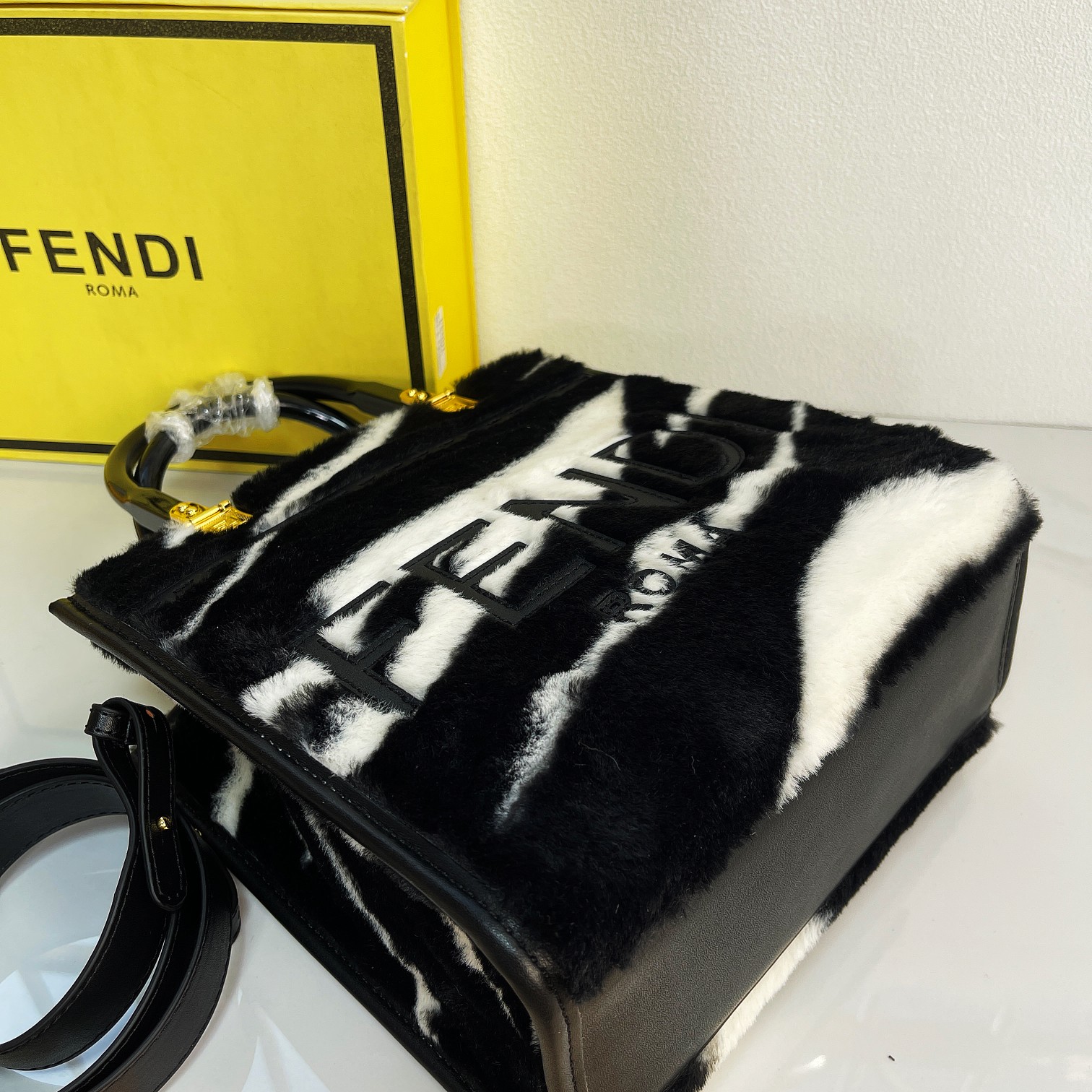 Fendi Tote Bag "Sunshine Tote Bag" Model: 8836 Black and White Pattern Size 23ⅹ22cm