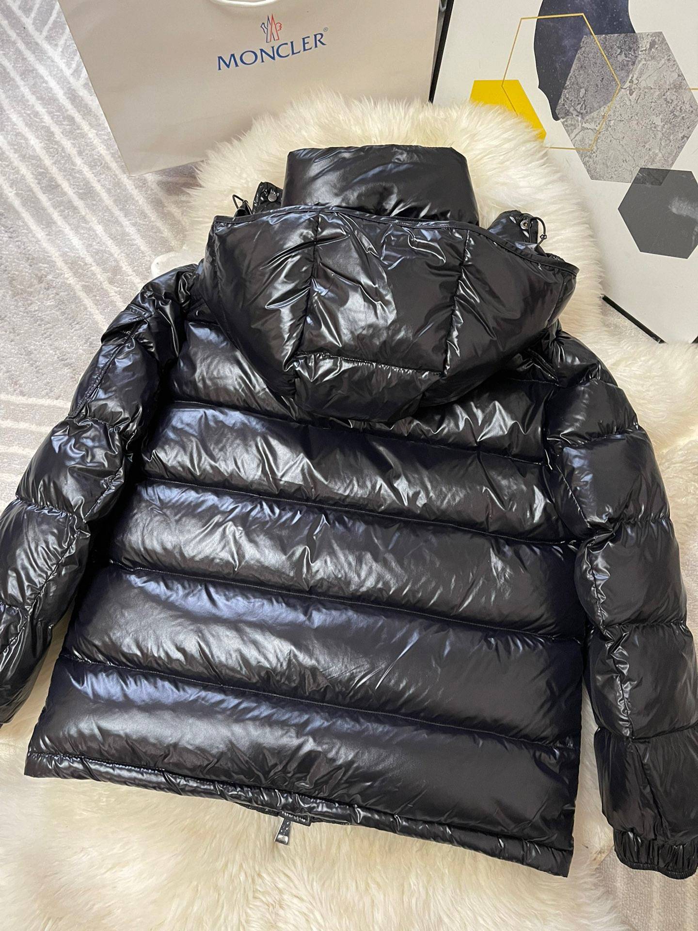 Moncler Men’s and woman’s Jacket (The chip can be scanned)