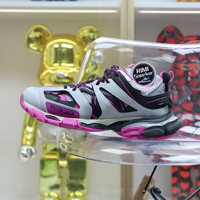 Balenciaga all sizes still in stock! Please contact customer service on iMessage/WhatsApp to purchase! BLGA  Track（LED）