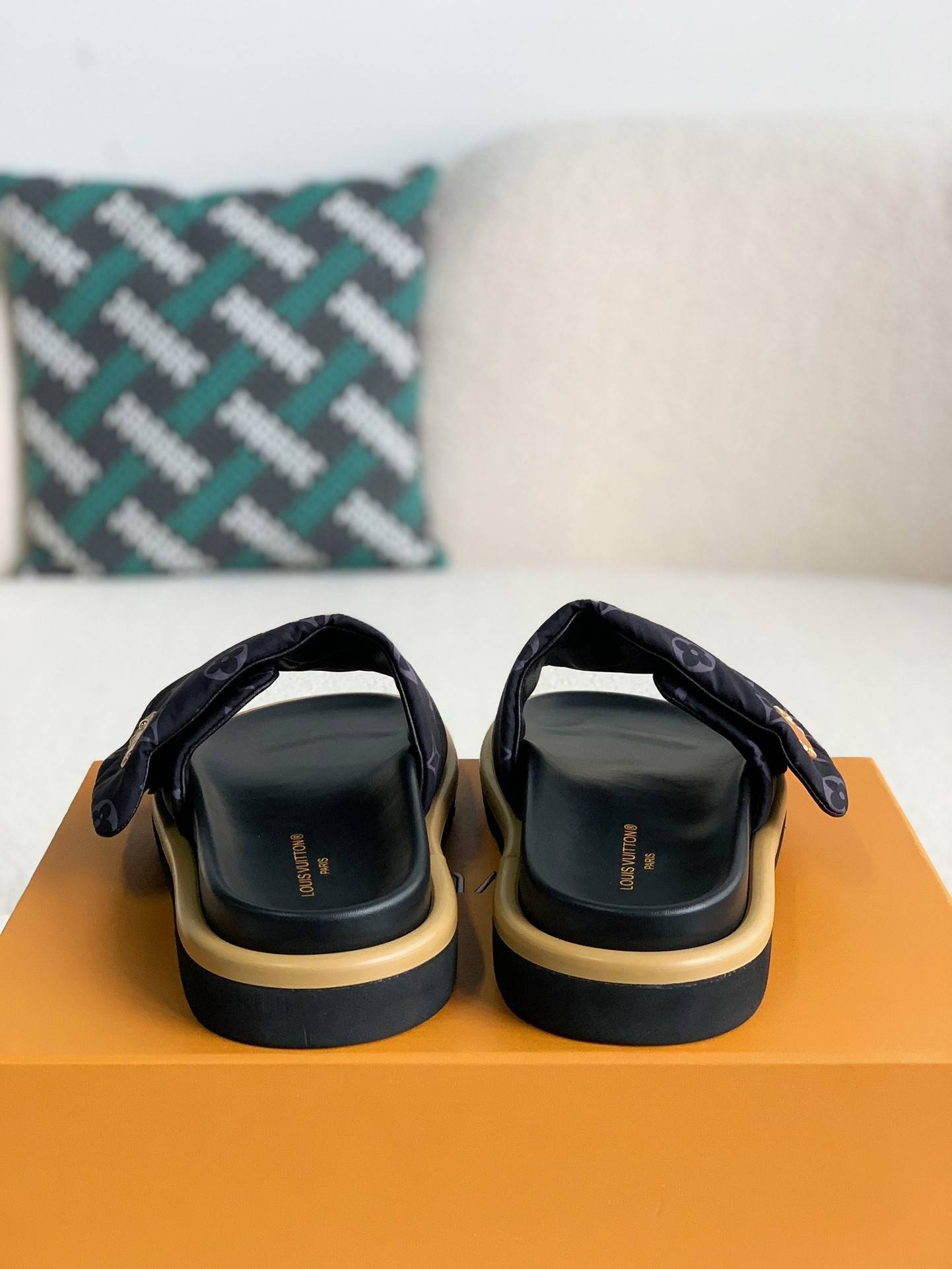 L*V SLIPPERS