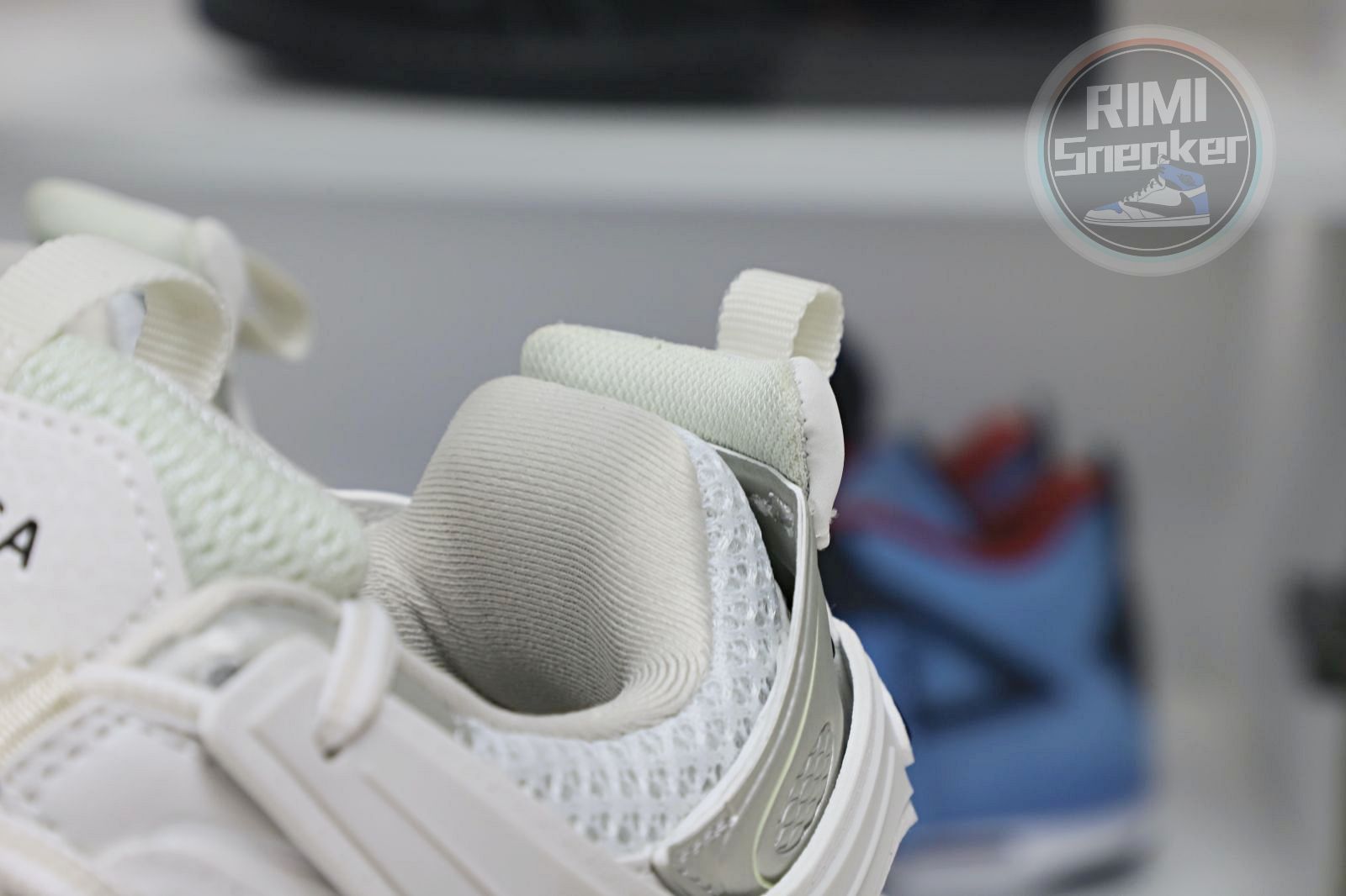 Balenciaga all sizes still in stock! Please contact customer service on iMessage/WhatsApp to purchase! BLGA  Track（LED）