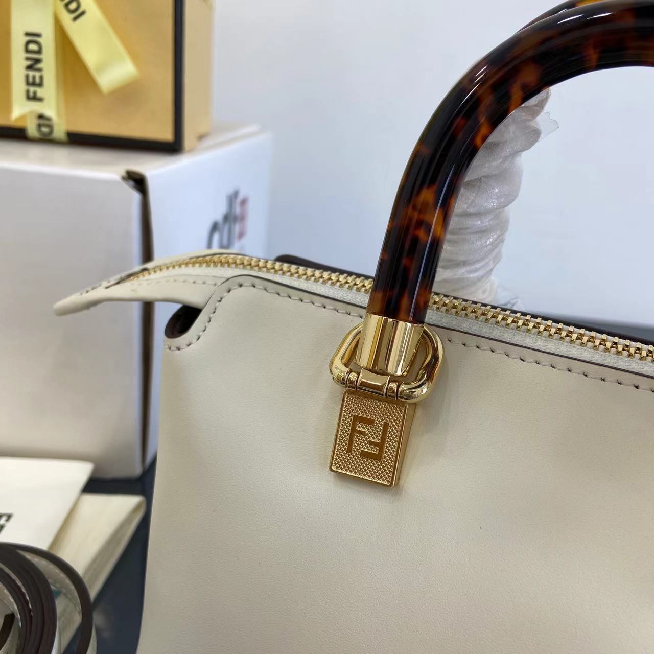 Fend •Mini ByThe Way mini bag, calfskin model: 8067 Size: 17×8×9cm