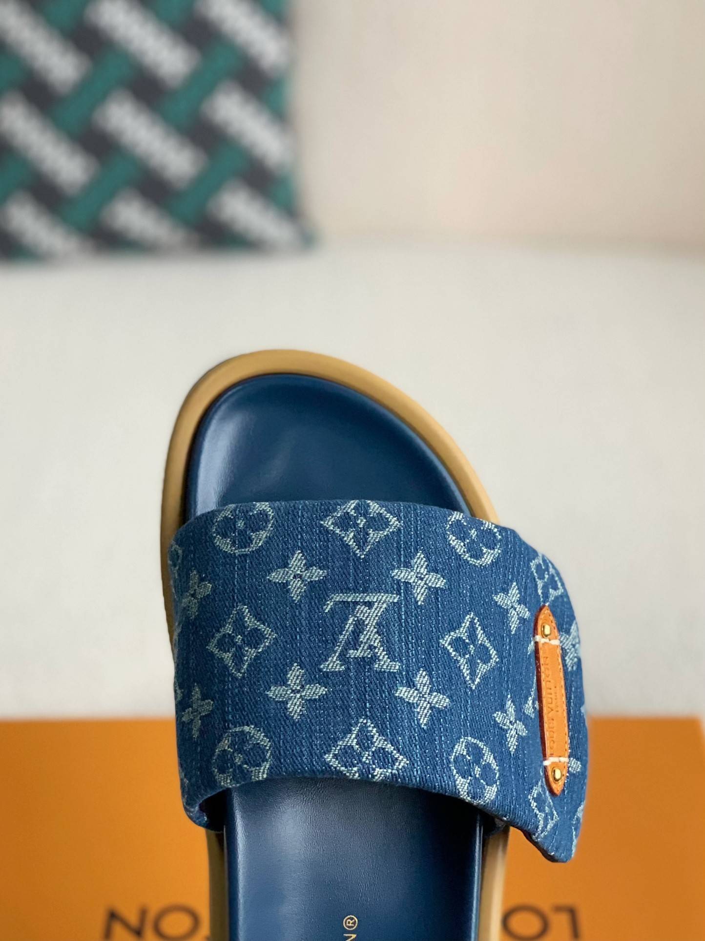 L*V SLIPPERS