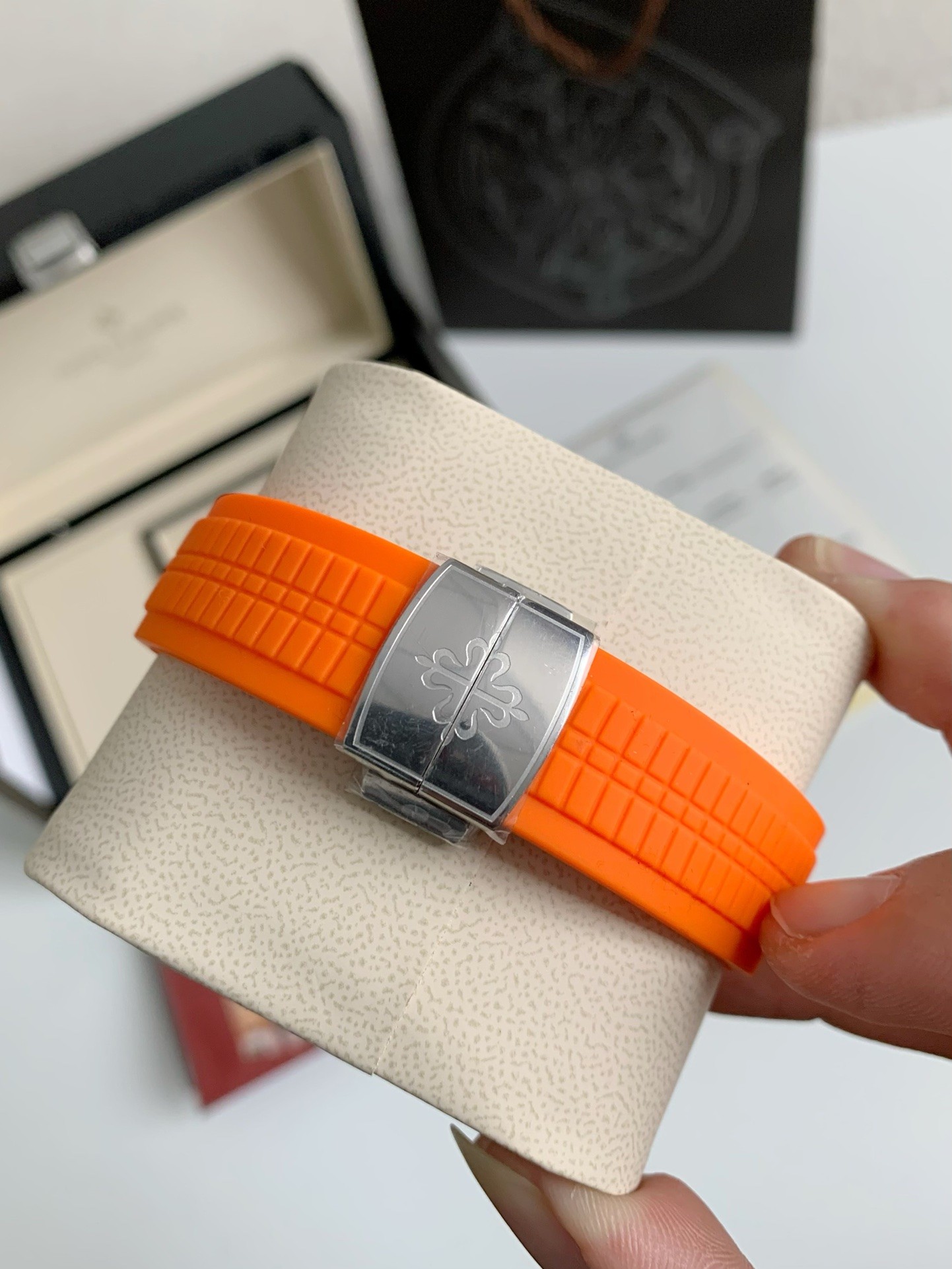 PATEK PHILIPPE AQUANAUT Series 120-meter waterproof wristwatc h, 42.2mm