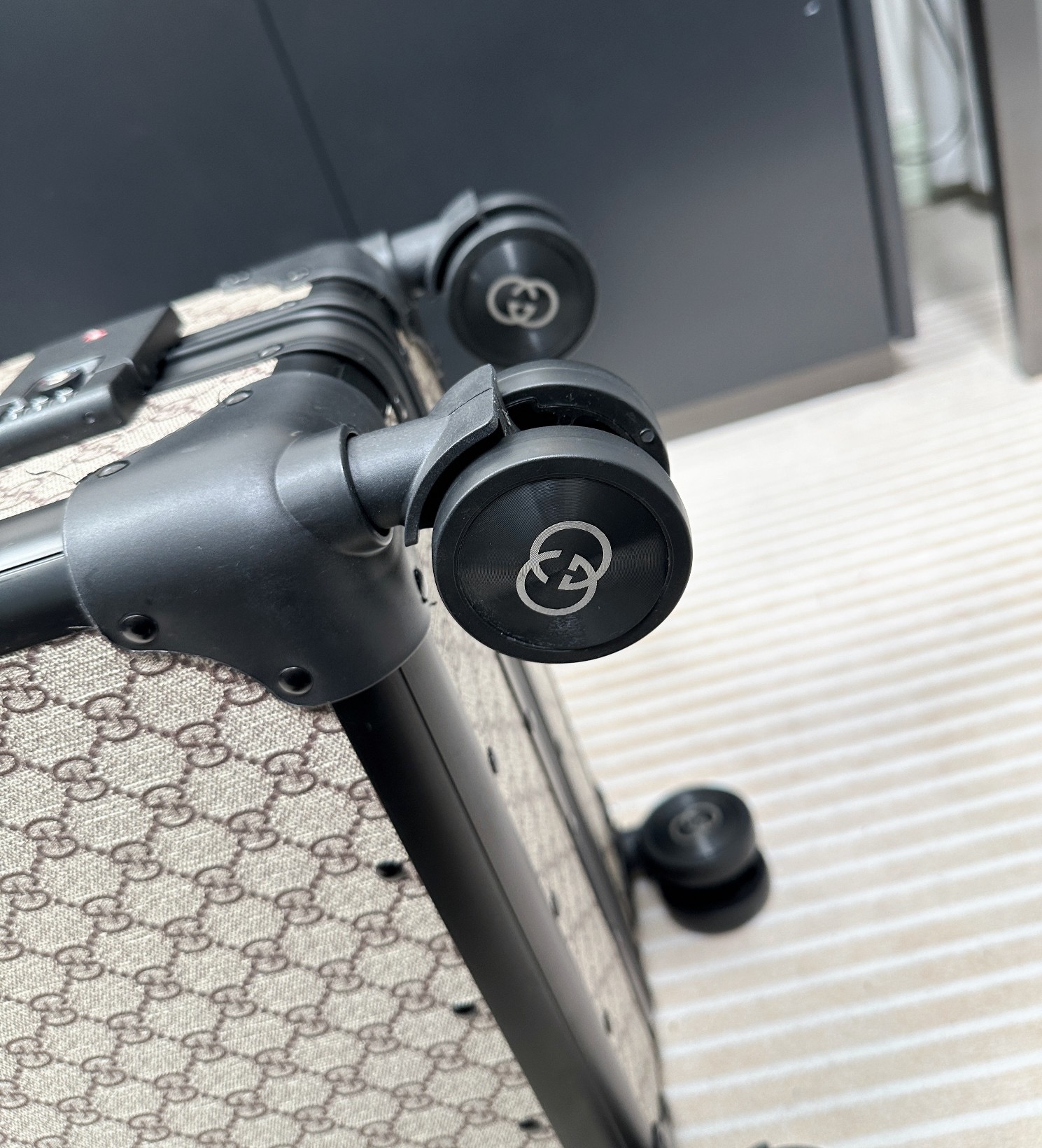 G*u*i luggage/trolley case vintage size 20 inch