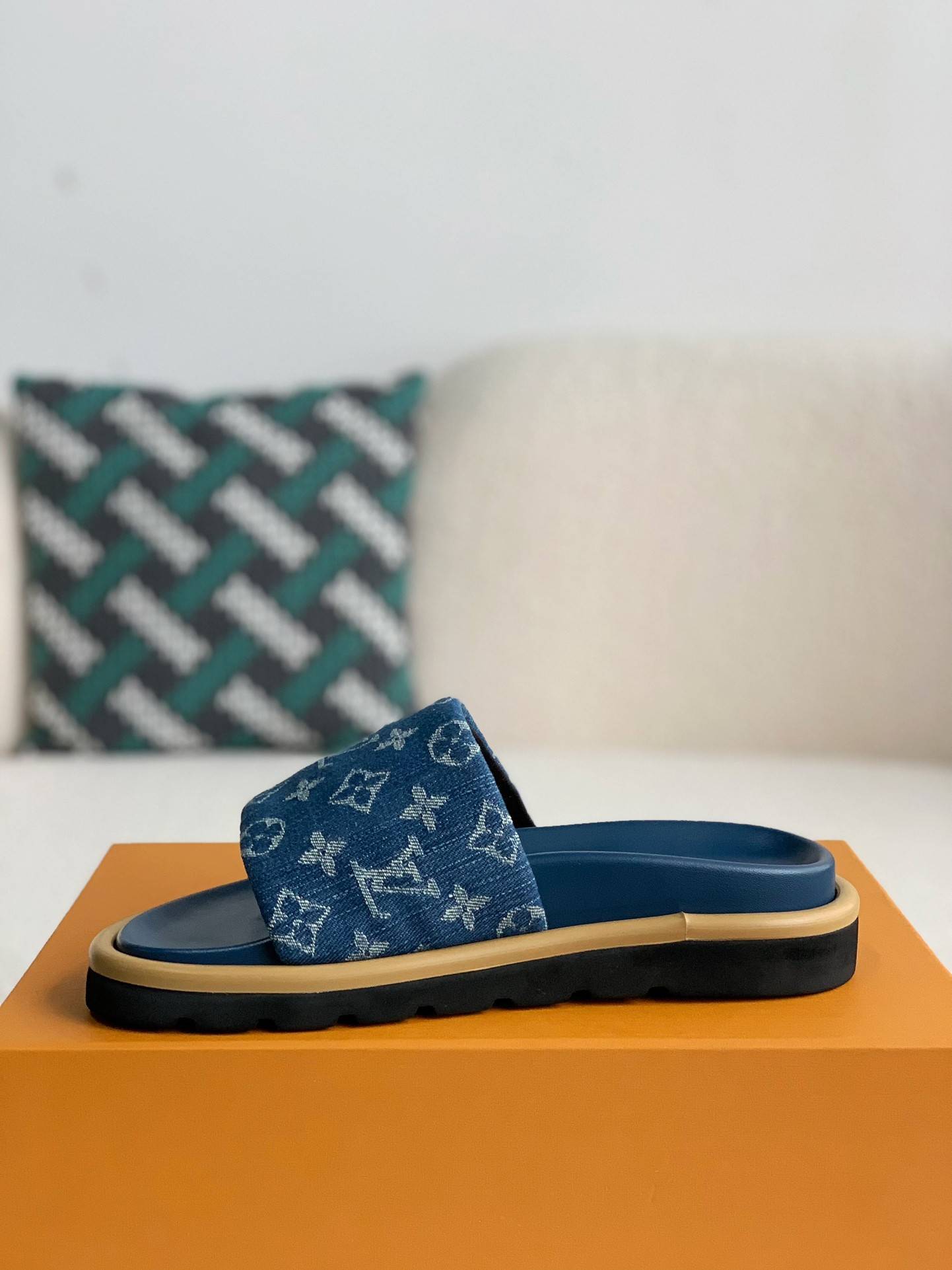 L*V SLIPPERS