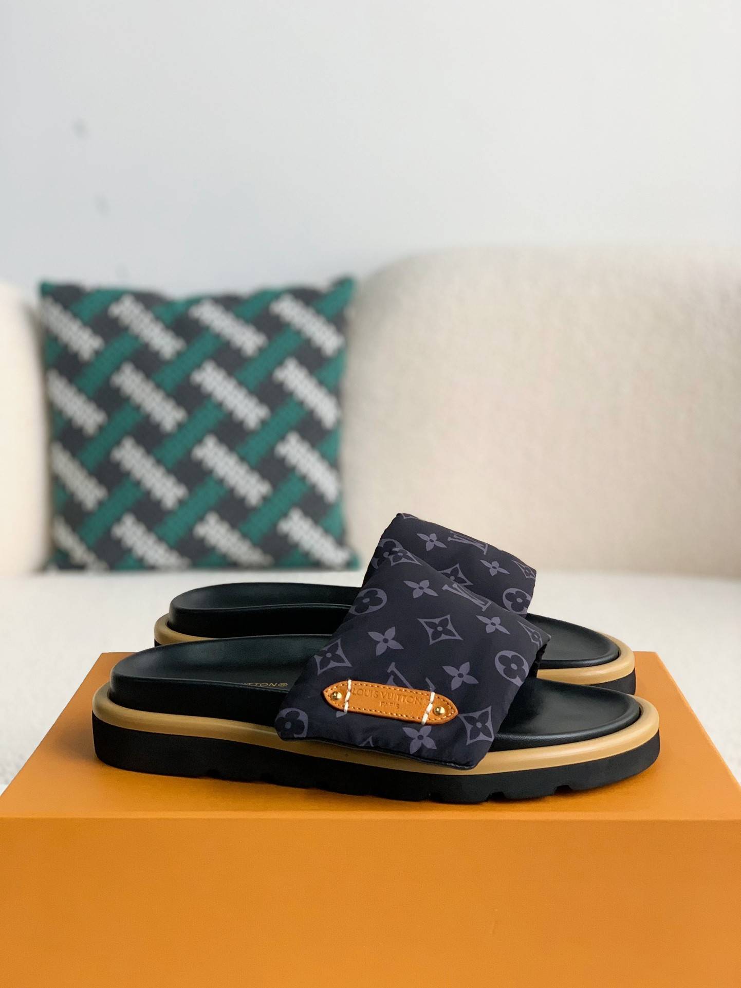 L*V SLIPPERS