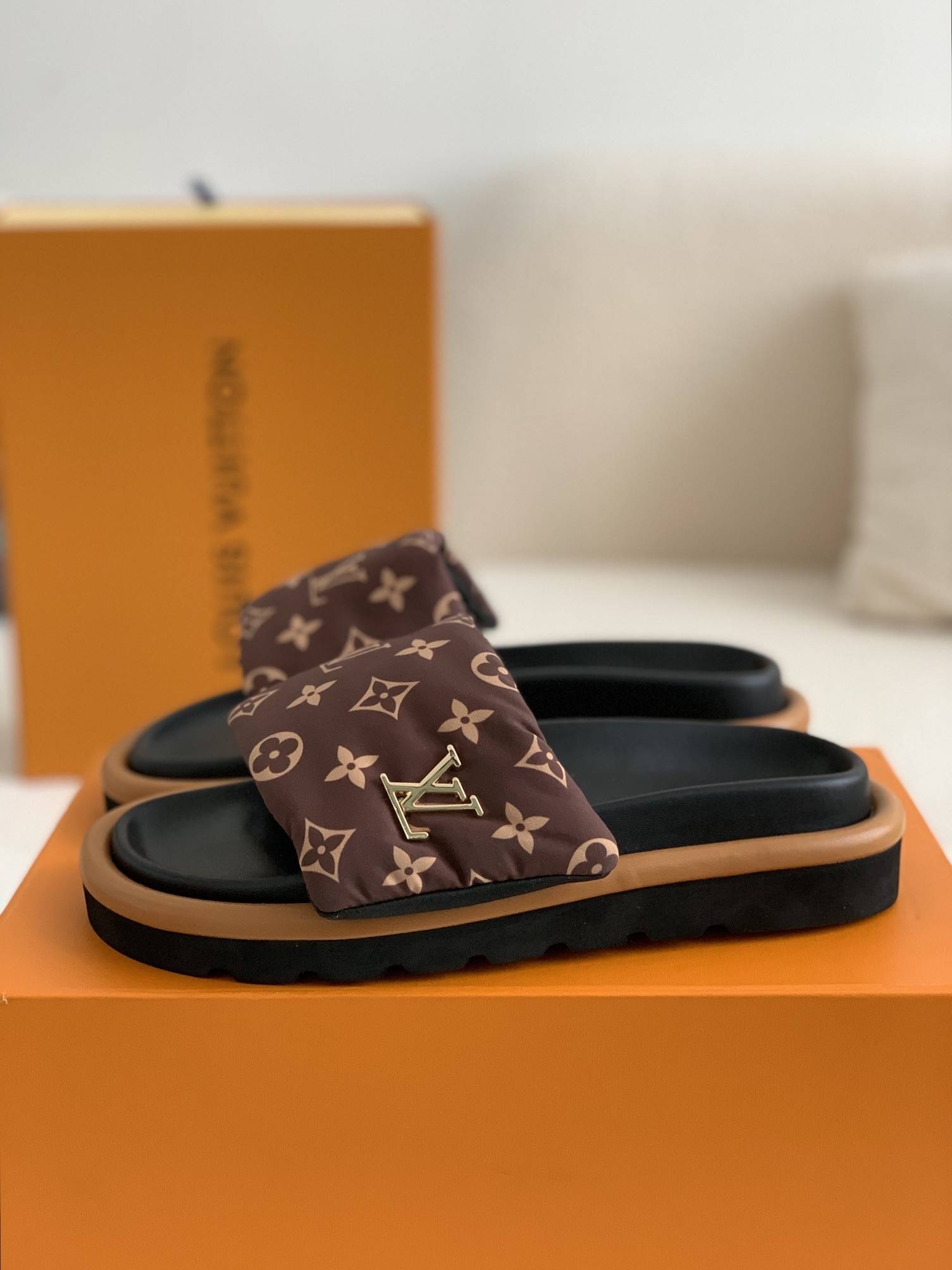 L*V  SLIPPERS