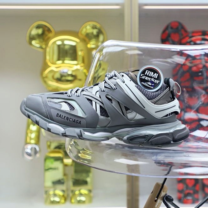Balenciaga all sizes still in stock! Please contact customer service on iMessage/WhatsApp to purchase! BLGA  Track（LED）