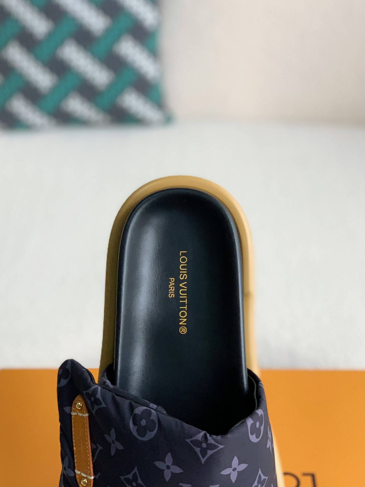 L*V SLIPPERS