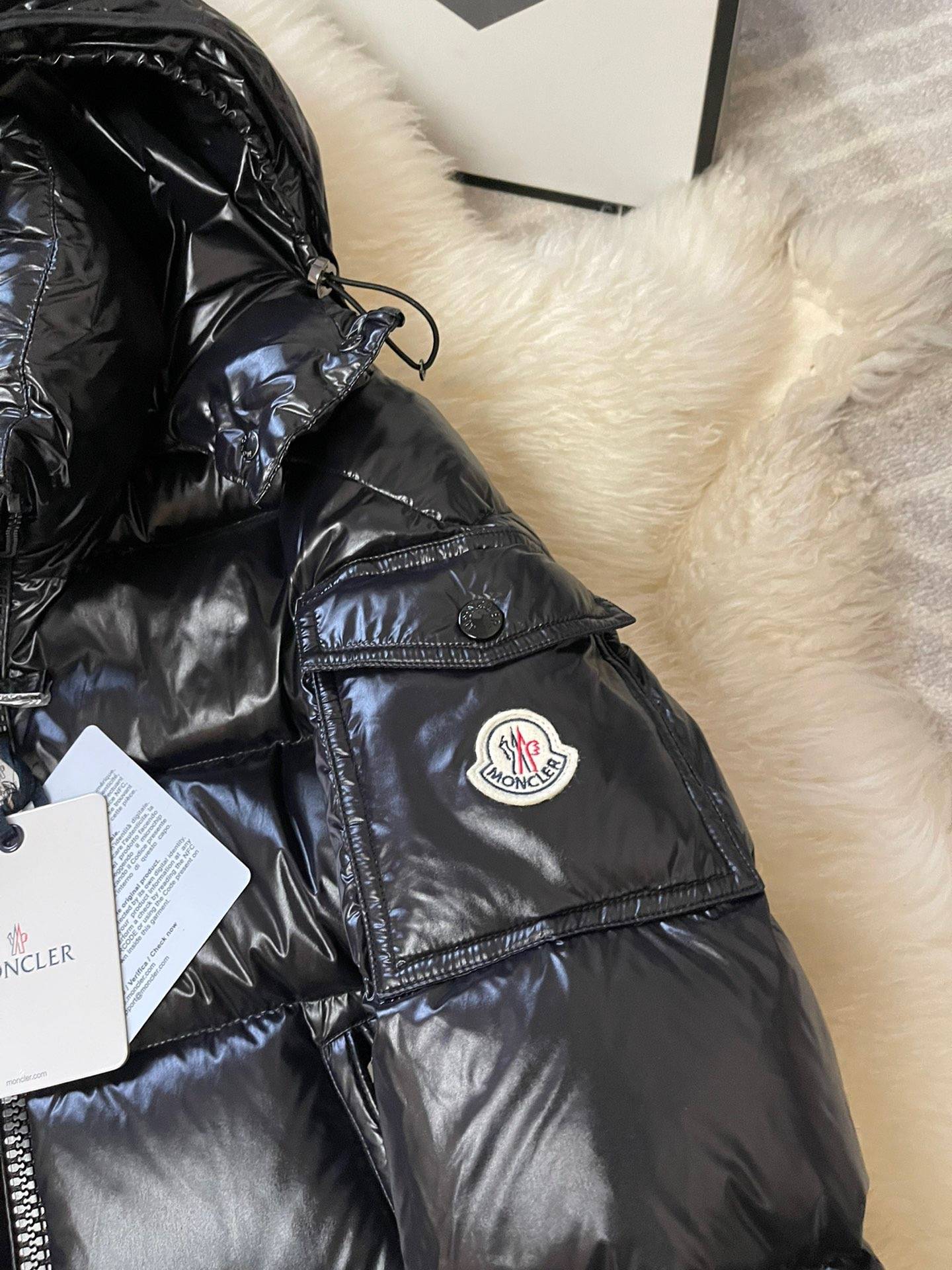 Moncler Men’s and woman’s Jacket (The chip can be scanned)