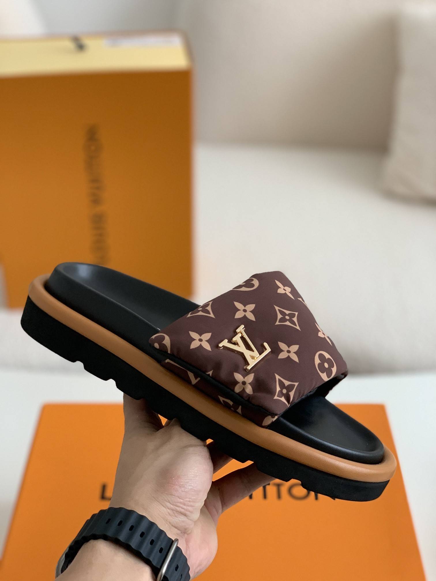 L*V  SLIPPERS