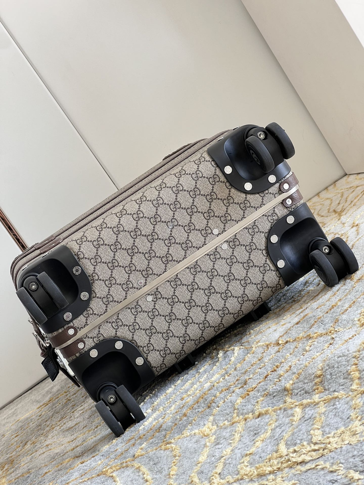 G*u*i suitcase/trolley case f901 retro size 20 inches