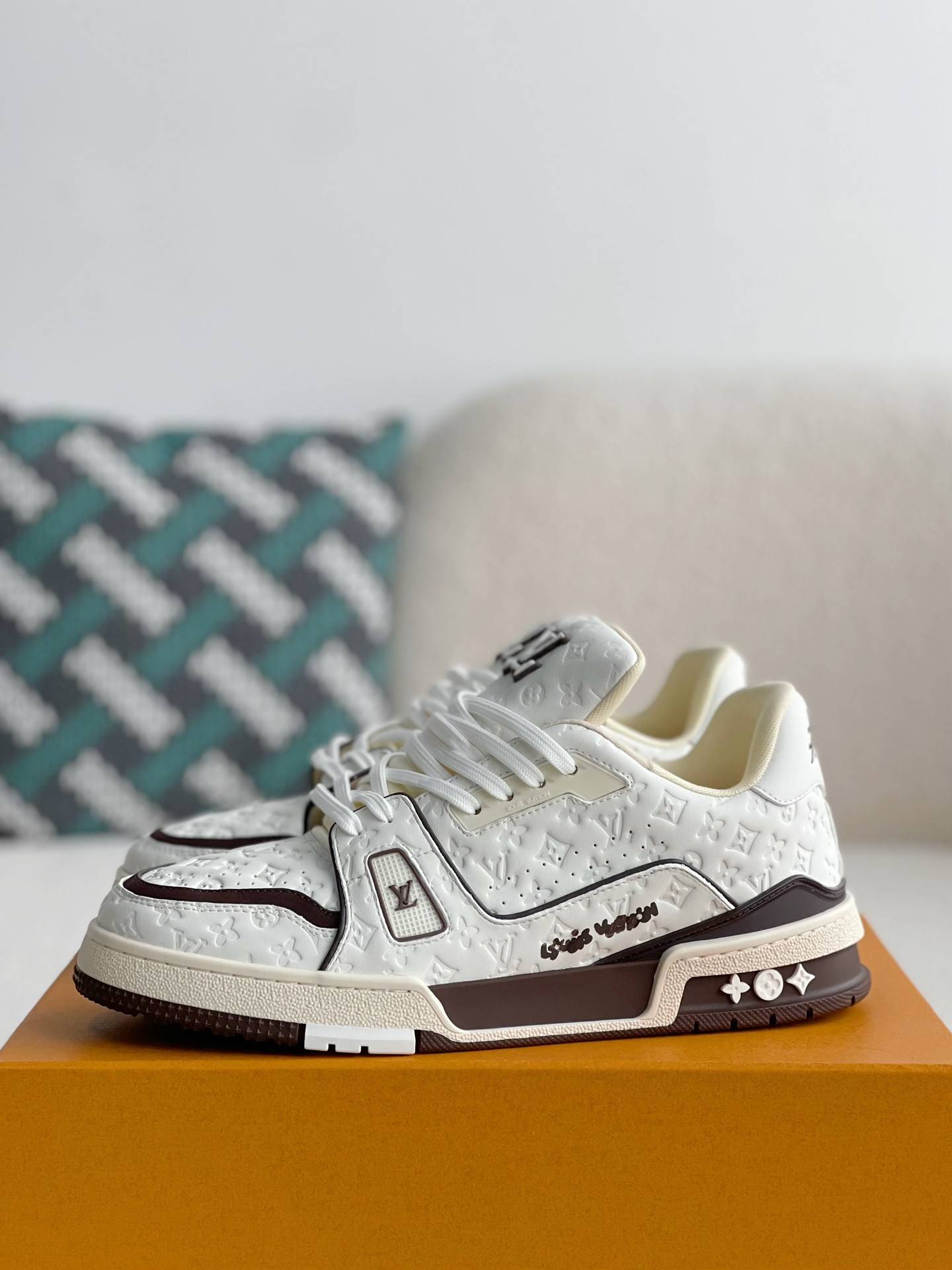 L*V SNEAKERS_