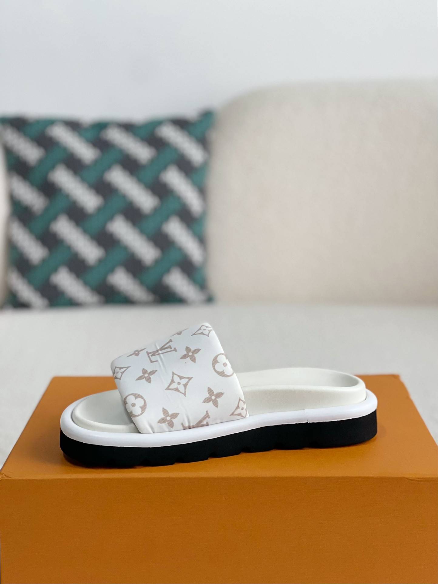 L*V SLIPPERS