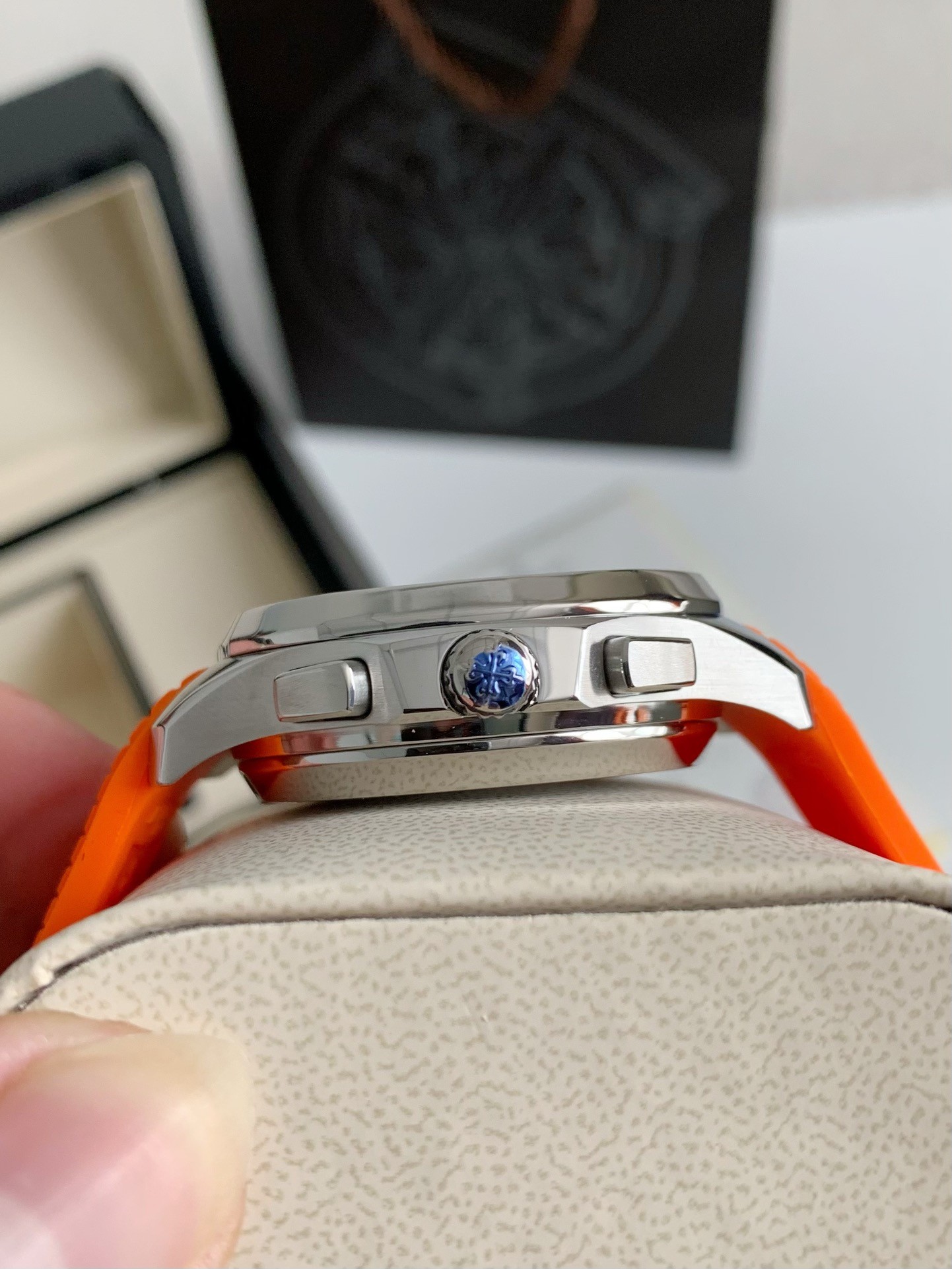 PATEK PHILIPPE AQUANAUT Series 120-meter waterproof wristwatc h, 42.2mm