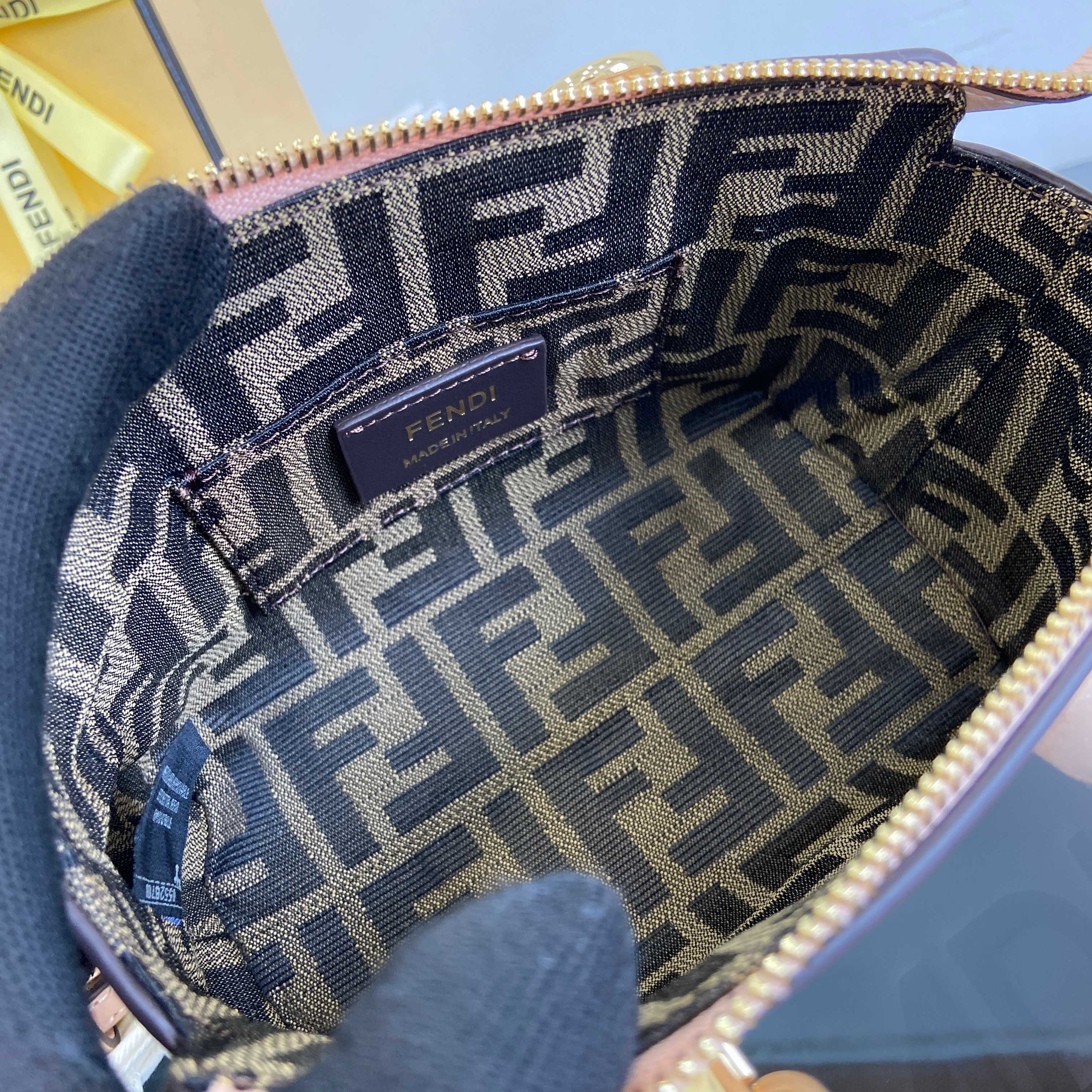 Fendi •Mini By The Way mini bag, calfskin model model: 8067 size: 17×8×9cm