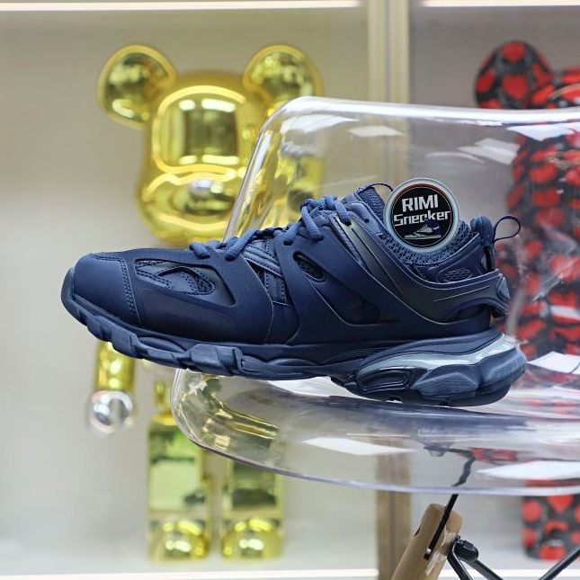 Balenciaga all sizes still in stock! Please contact customer service on iMessage/WhatsApp to purchase! BLGA  Track（LED）