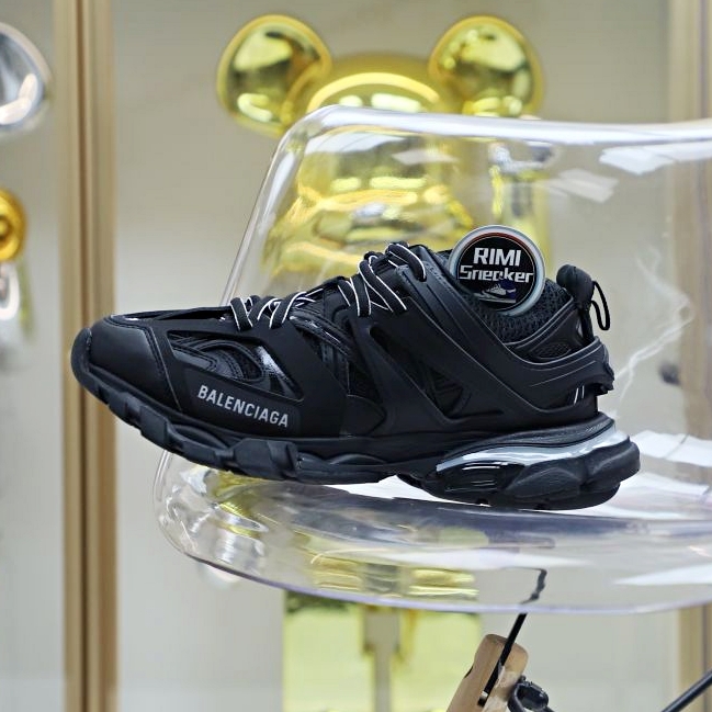 Balenciaga all sizes still in stock! Please contact customer service on iMessage/WhatsApp to purchase! BLGA  Track（LED）