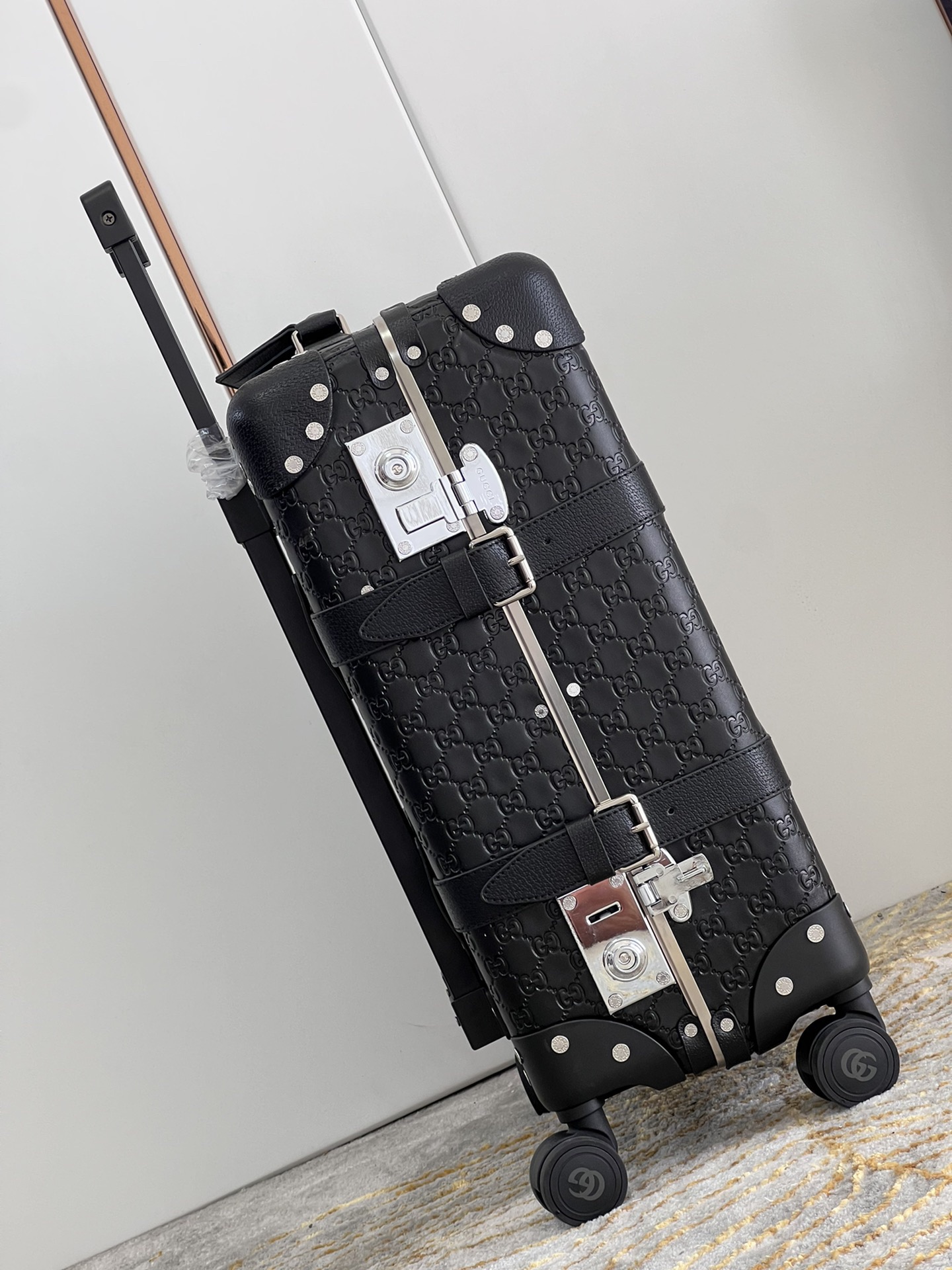 G*u*i suitcase/trolley case f905 retro size 20 inches