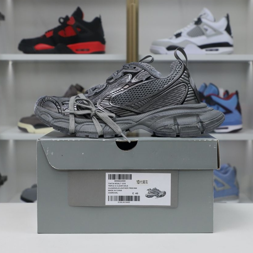 Balenciaga all sizes still in stock! Please contact customer service on iMessage/WhatsApp to purchase! BLGA  3XL