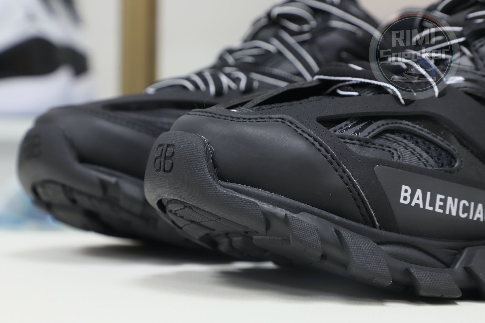 Balenciaga all sizes still in stock! Please contact customer service on iMessage/WhatsApp to purchase! BLGA  Track（LED）