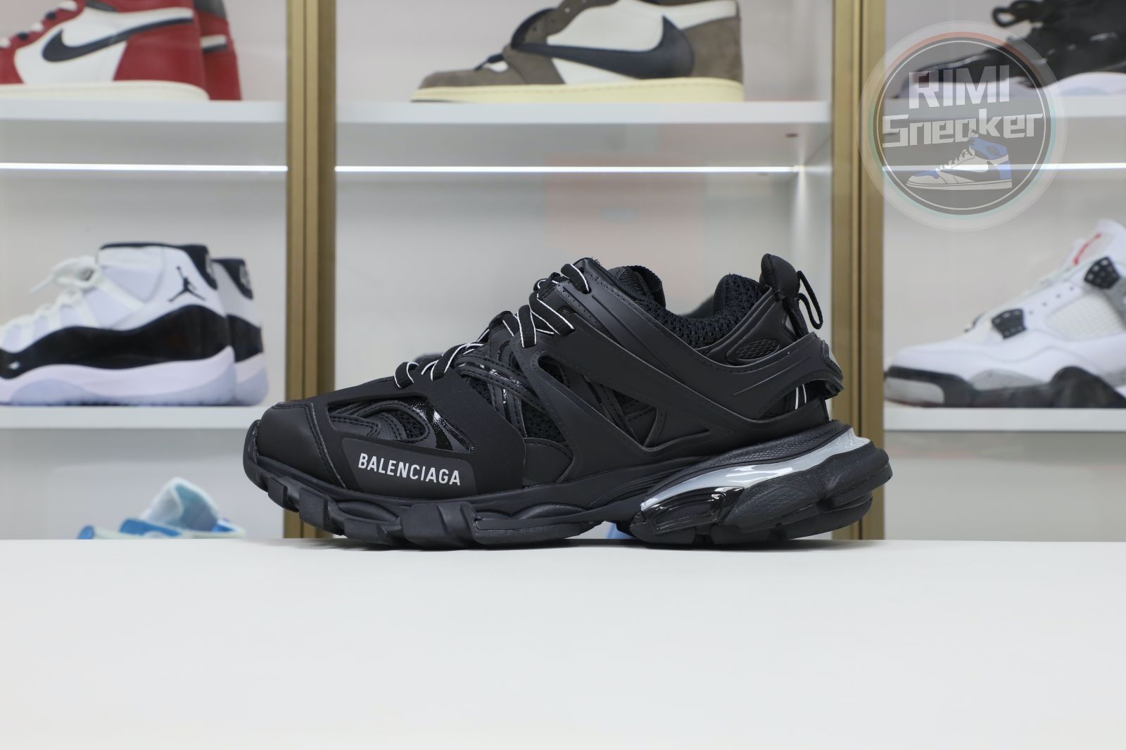 Balenciaga all sizes still in stock! Please contact customer service on iMessage/WhatsApp to purchase! BLGA  Track（LED）