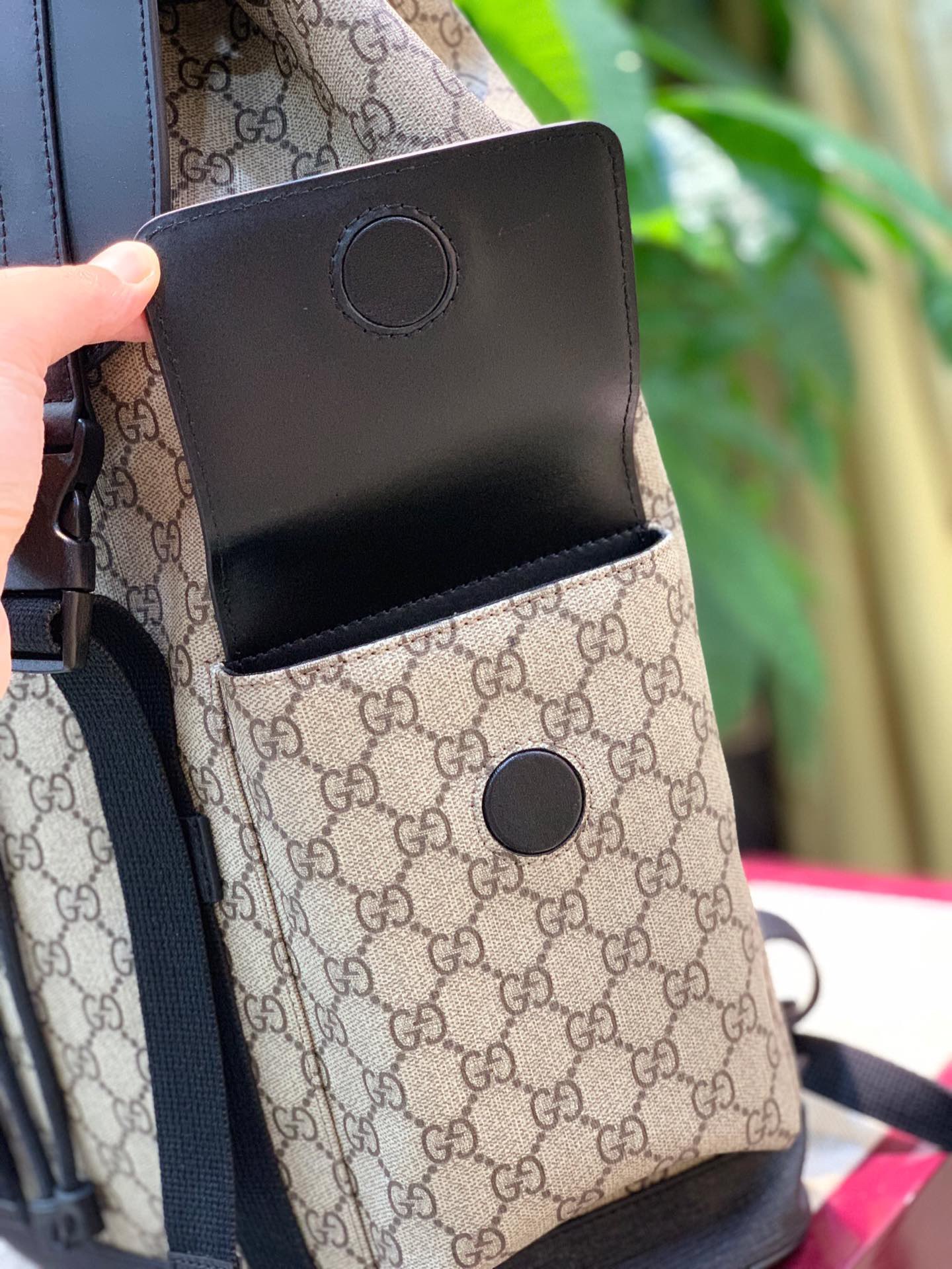 G*u*i backpack model:495563