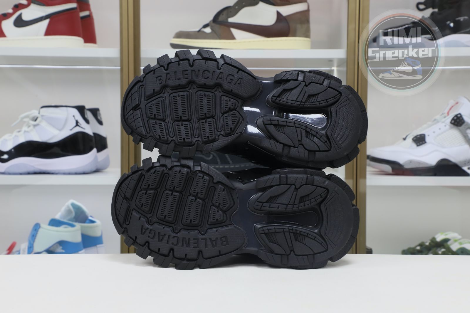 Balenciaga all sizes still in stock! Please contact customer service on iMessage/WhatsApp to purchase! BLGA  Track（LED）