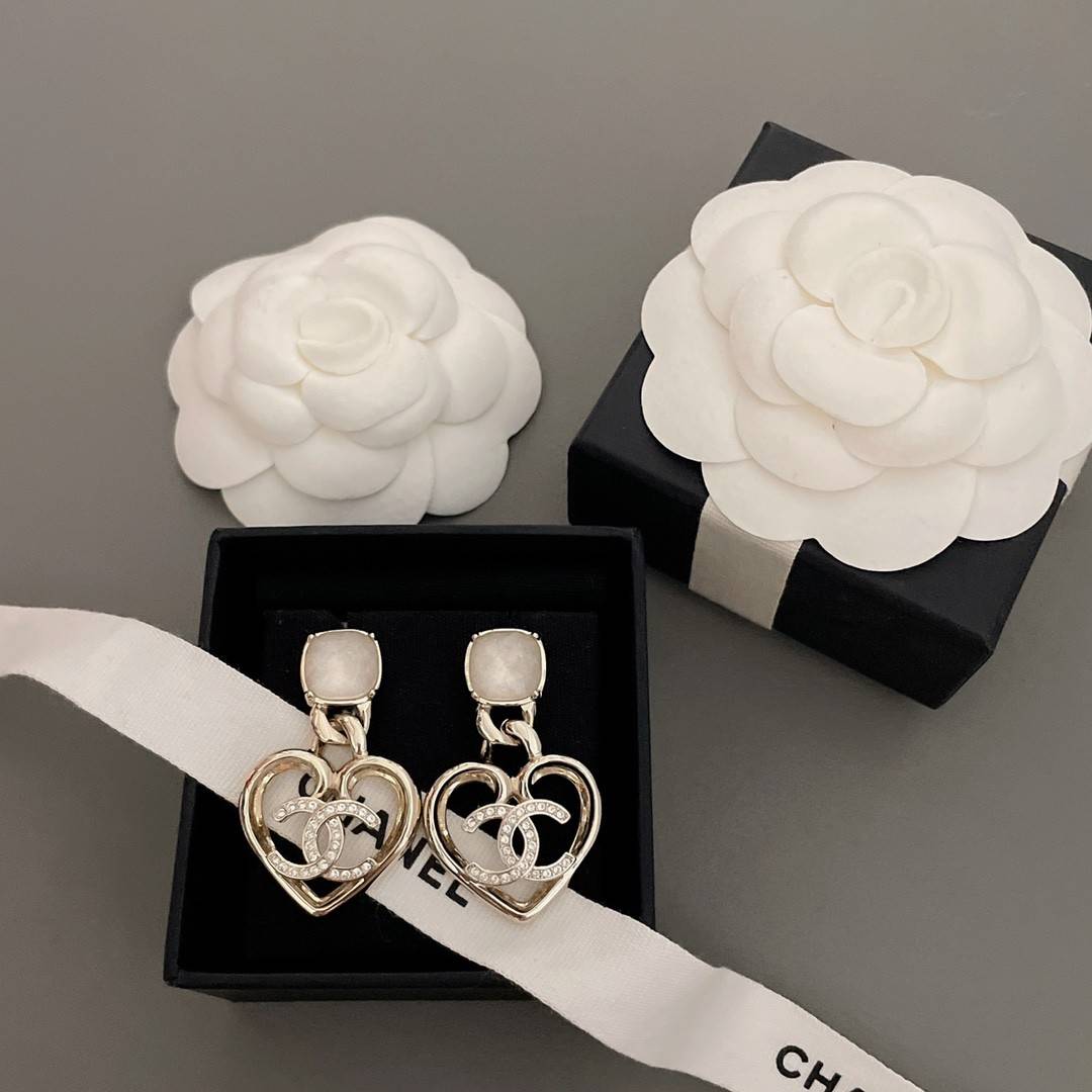 chanel square Di*m*nd heart stud earrings