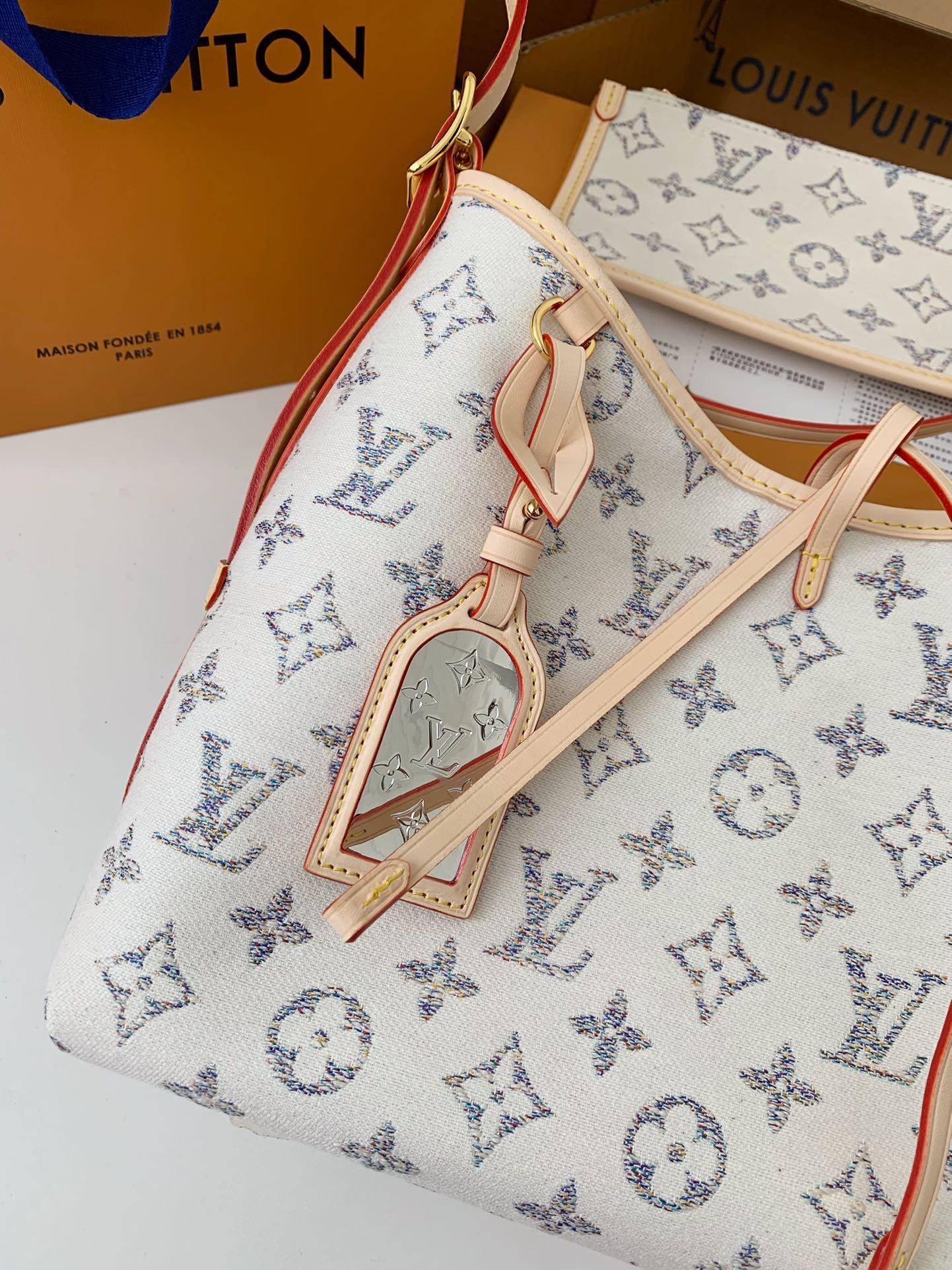 L*V Carryall small handbag M24707  Size：29*24*12cm