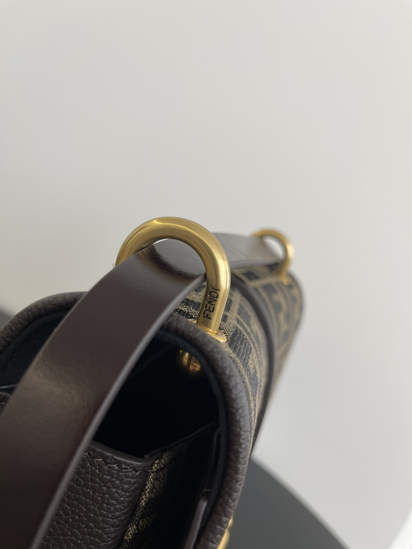 Fendi medium old flower retro classic bag saddle bag saddle bag size: 25x7x20