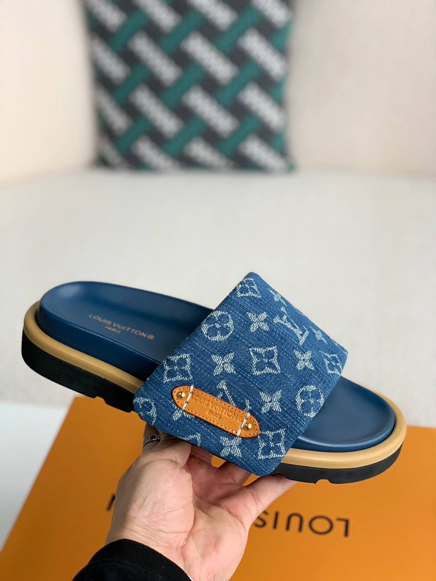 L*V SLIPPERS