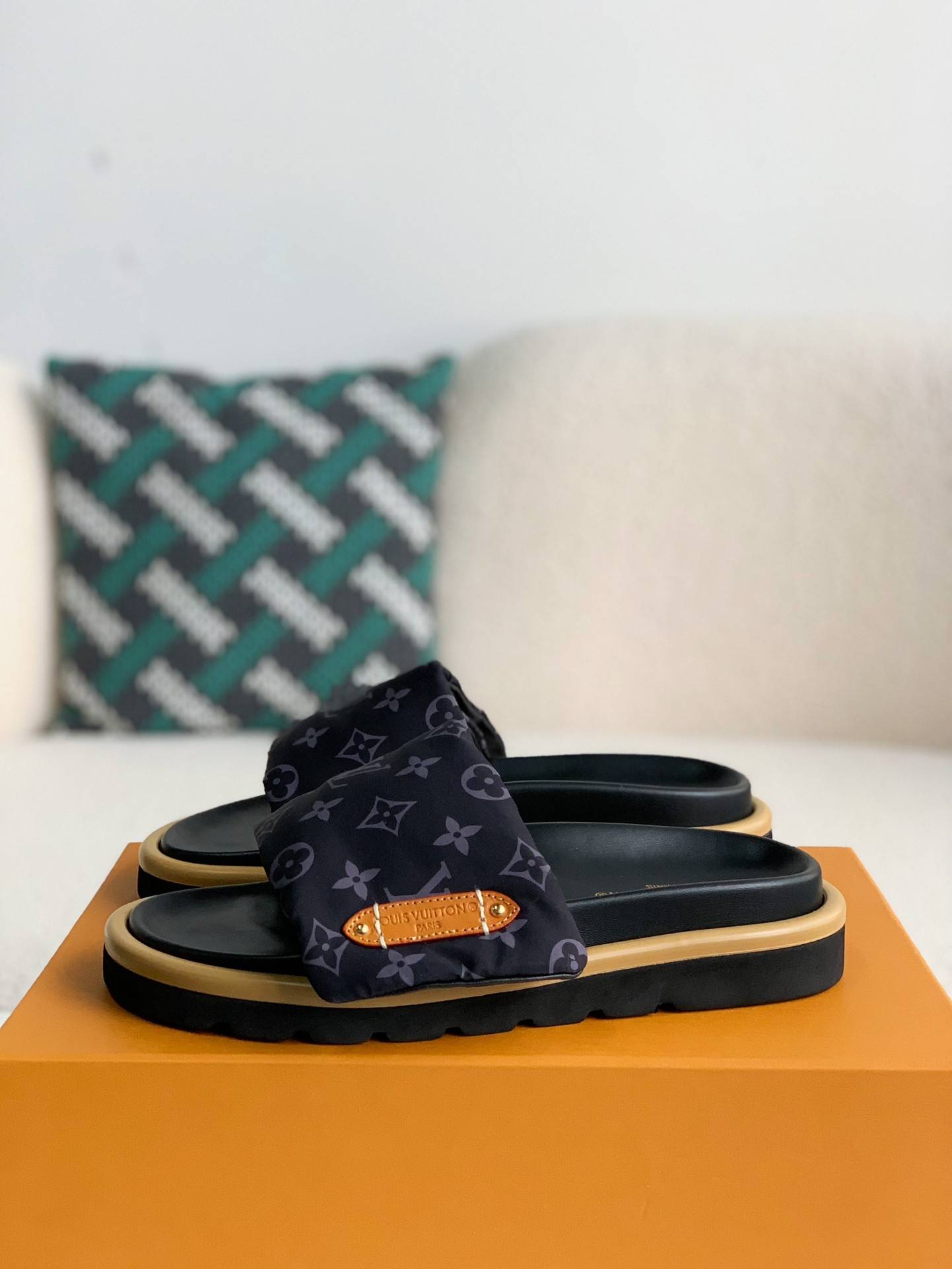 L*V SLIPPERS