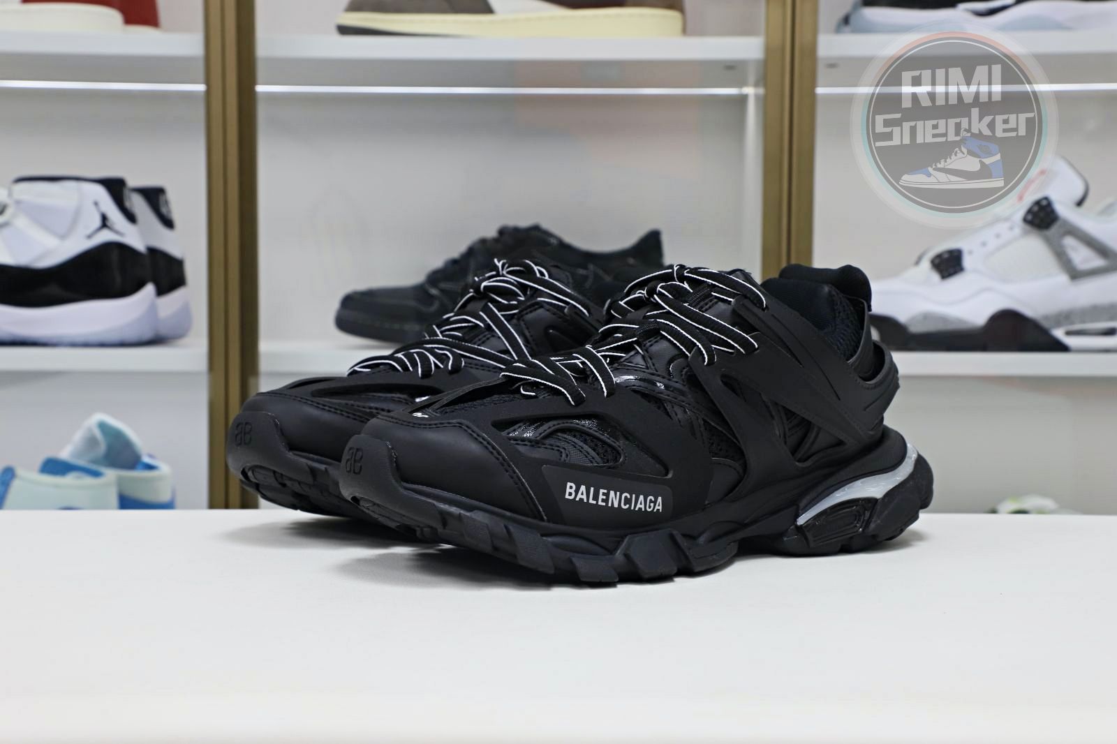 Balenciaga all sizes still in stock! Please contact customer service on iMessage/WhatsApp to purchase! BLGA  Track（LED）