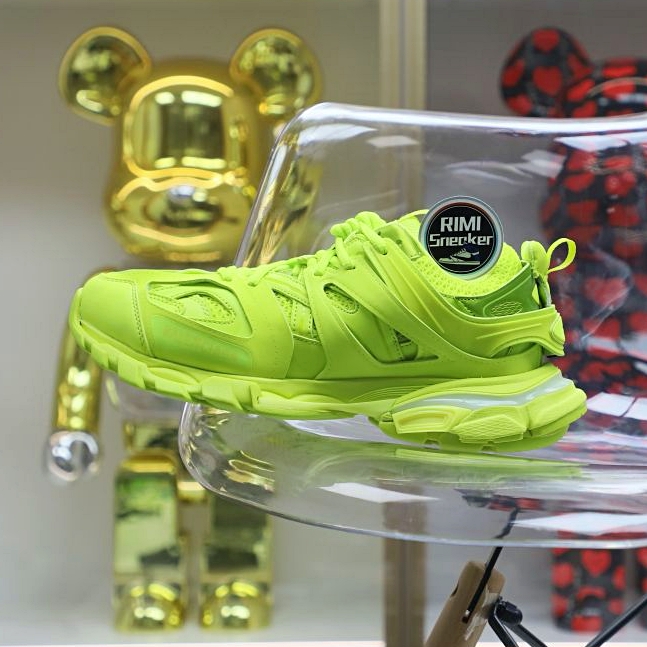 Balenciaga all sizes still in stock! Please contact customer service on iMessage/WhatsApp to purchase! BLGA Track（LED）